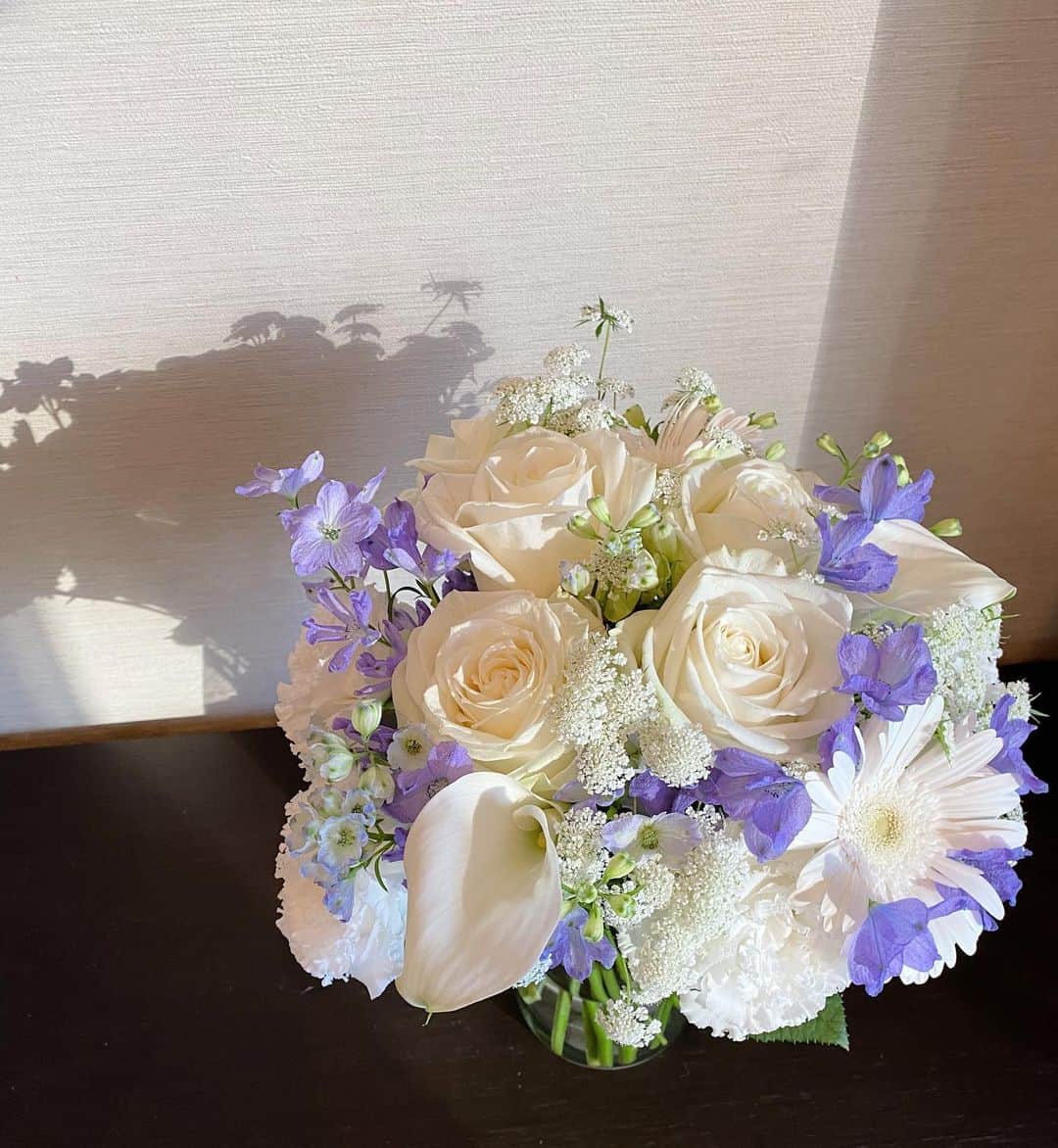 山賀琴子さんのインスタグラム写真 - (山賀琴子Instagram)「今週のお花🤍 #花のある暮らし」4月26日 19時50分 - kotokoyamaga