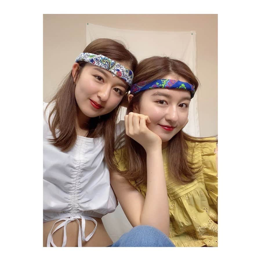 りかりこさんのインスタグラム写真 - (りかりこInstagram)「こんばんは🌙 今日も元気なりかりこです！ YouTubeは見てくれましたか？♡ 久しぶりのファッション動画で 年代別コーデに挑戦したよ👗 コーデを組むのも1時間以上悩んで 撮影もがんばったので、 是非見て欲しいです！🤣 そして、TikTokバージョンもアップしたのでそれも是非♥️ ではまた21時にLINELIVEで会いましょう！ . #リカリコグラム #りかりこ #双子#ツインズ #ファッション#コーデ#コーディネート #双子コーデ#お揃いコーデ #YouTube#TikTok」4月26日 20時02分 - rikariko_official