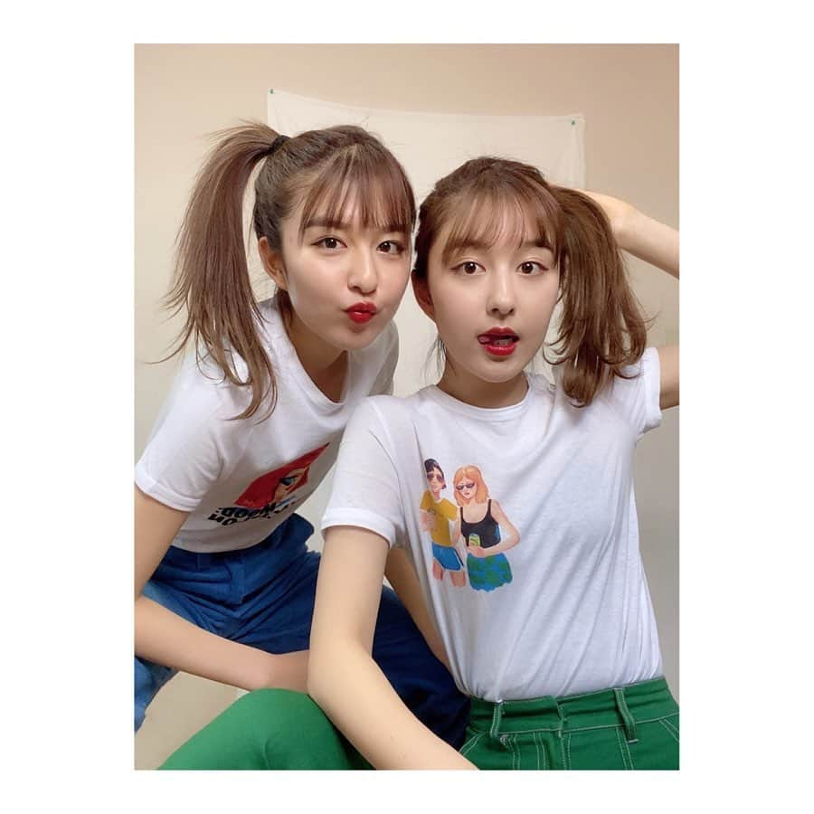 りかりこさんのインスタグラム写真 - (りかりこInstagram)「こんばんは🌙 今日も元気なりかりこです！ YouTubeは見てくれましたか？♡ 久しぶりのファッション動画で 年代別コーデに挑戦したよ👗 コーデを組むのも1時間以上悩んで 撮影もがんばったので、 是非見て欲しいです！🤣 そして、TikTokバージョンもアップしたのでそれも是非♥️ ではまた21時にLINELIVEで会いましょう！ . #リカリコグラム #りかりこ #双子#ツインズ #ファッション#コーデ#コーディネート #双子コーデ#お揃いコーデ #YouTube#TikTok」4月26日 20時02分 - rikariko_official