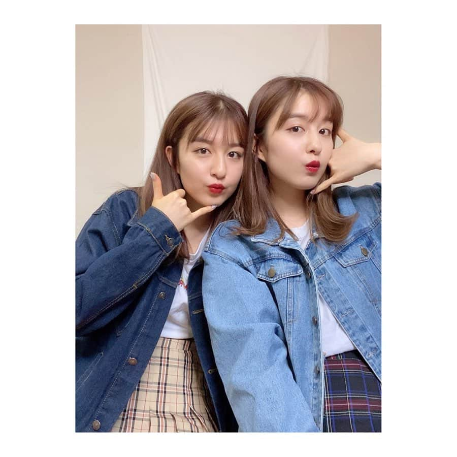 りかりこさんのインスタグラム写真 - (りかりこInstagram)「こんばんは🌙 今日も元気なりかりこです！ YouTubeは見てくれましたか？♡ 久しぶりのファッション動画で 年代別コーデに挑戦したよ👗 コーデを組むのも1時間以上悩んで 撮影もがんばったので、 是非見て欲しいです！🤣 そして、TikTokバージョンもアップしたのでそれも是非♥️ ではまた21時にLINELIVEで会いましょう！ . #リカリコグラム #りかりこ #双子#ツインズ #ファッション#コーデ#コーディネート #双子コーデ#お揃いコーデ #YouTube#TikTok」4月26日 20時02分 - rikariko_official