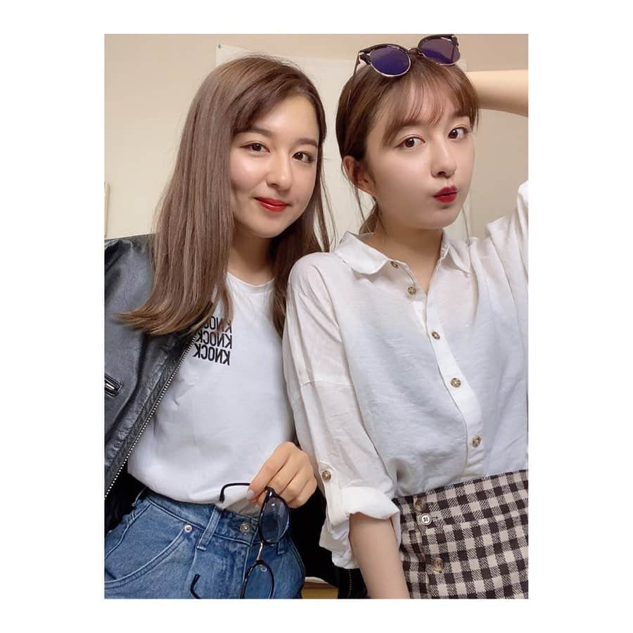 りかりこさんのインスタグラム写真 - (りかりこInstagram)「こんばんは🌙 今日も元気なりかりこです！ YouTubeは見てくれましたか？♡ 久しぶりのファッション動画で 年代別コーデに挑戦したよ👗 コーデを組むのも1時間以上悩んで 撮影もがんばったので、 是非見て欲しいです！🤣 そして、TikTokバージョンもアップしたのでそれも是非♥️ ではまた21時にLINELIVEで会いましょう！ . #リカリコグラム #りかりこ #双子#ツインズ #ファッション#コーデ#コーディネート #双子コーデ#お揃いコーデ #YouTube#TikTok」4月26日 20時02分 - rikariko_official