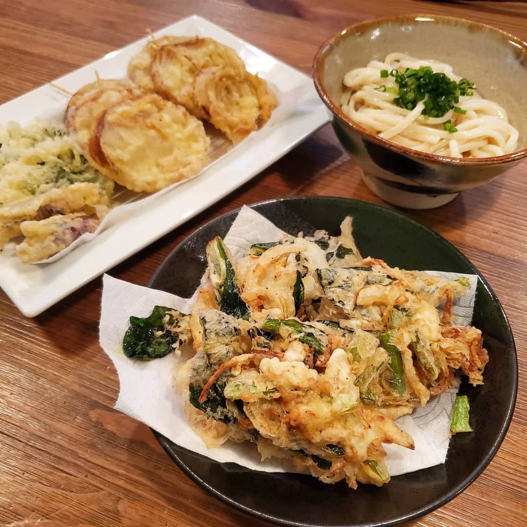 田畑竜介さんのインスタグラム写真 - (田畑竜介Instagram)「ありもので天ぷらを作りました✨ うどんと一緒に🍜  新玉ねぎと小松菜と桜えびでかき揚げ🎶 小松菜を天ぷらにしたのは初めてだけど 苦みと甘みが程よくて、美味しかった😋  新玉ねぎの天ぷらはただただ甘い😆  ミョウガと紫蘇の天ぷらはただただ好き😆  うどんは日の出の麺をズルズルと😋  週末は料理三昧💃  #おうち時間 #天ぷら #うどん」4月26日 20時02分 - tabacchi_rkb