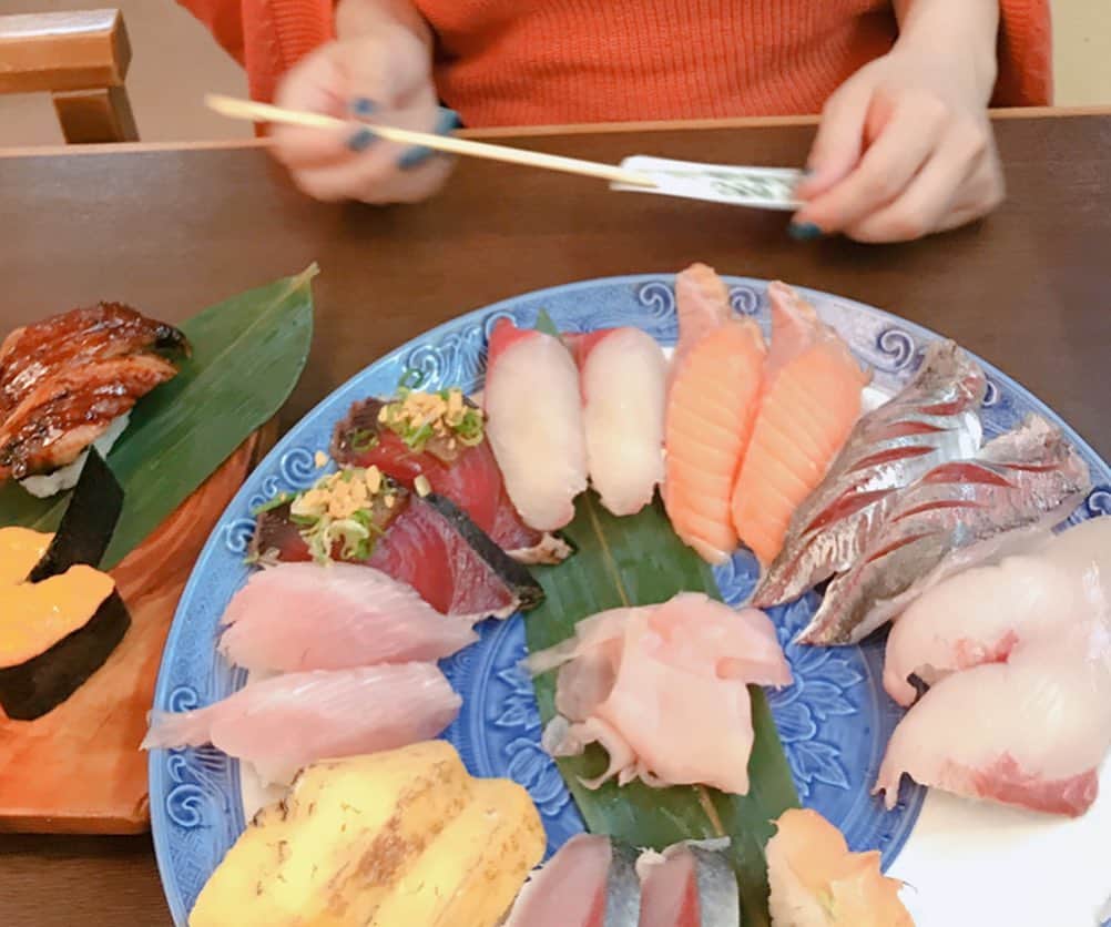 坂本遥奈さんのインスタグラム写真 - (坂本遥奈Instagram)「→→ #一色さかな広場 に行った時📸 これまた去年の写真だよ〜 おいしいお寿司食べたの🍣 昨日の夜ご飯もお寿司🍣とお刺身🐟食べたよ〜 もし、これからずっと同じ物しか食べれないってなったら、ハルは間違いなくお寿司って答える🍣🍣🍣 ほんとだいすき🍣 みんななら何にする〜？？？」4月26日 20時04分 - haruna_sakamoto_official