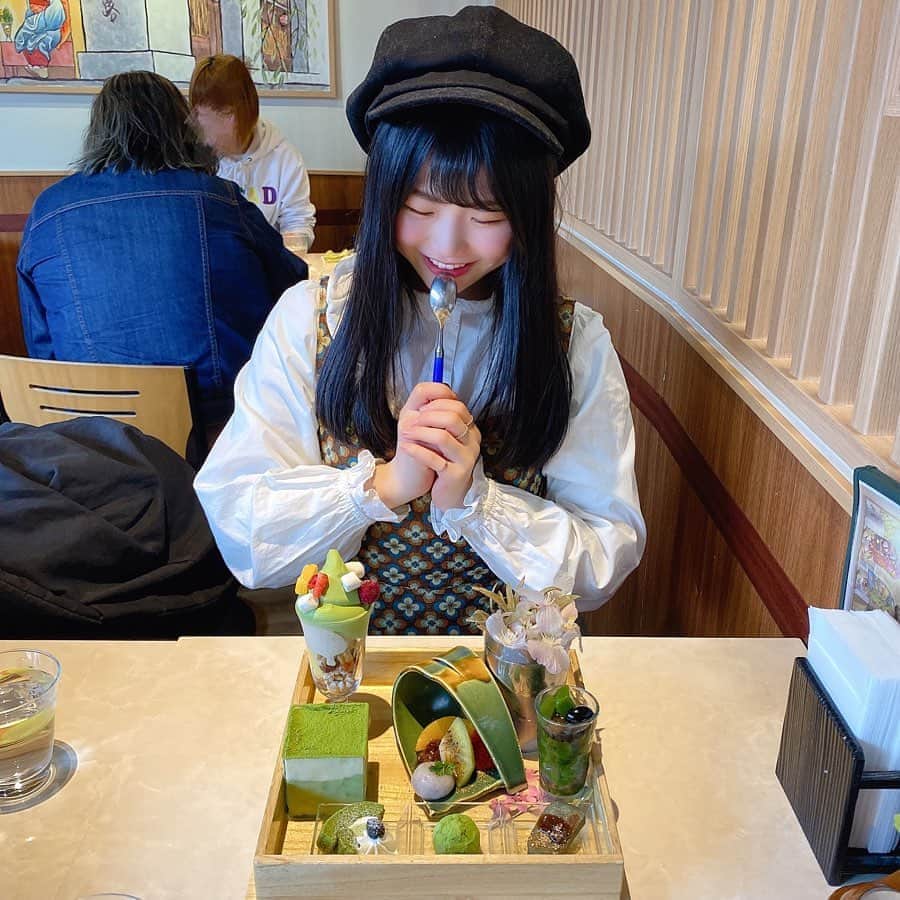 出口結菜さんのインスタグラム写真 - (出口結菜Instagram)「《🍃#京都#茶筅》﻿ ﻿ 🍃お抹茶・玉手箱スイーツ（￥1650）﻿ ♥️マシュマロショコラ・アフォガード（¥715）﻿ ﻿ ﻿ 抹茶好きには絶対食べてほしいスイーツ！🧁﻿ ﻿ ﻿ 全部が抹茶で幸せのオンパレード！！💗🤩﻿ ﻿ ﻿ ﻿ 特に美味しかったのは抹茶のティラミスやねんけど、クリームチーズ？が中に入ってて甘すぎなくて飽きない！！﻿ ﻿ ﻿ ﻿ アイスも最高やし、トリュフも贅沢。。🤤♥️﻿ ﻿ ﻿ ﻿ 途中で甘さに飽きたなって思ったら、フルーツとか﻿ ３つのお皿の1番右端にあるお餅かな？﻿ 味噌がかかってるから、味変できます！﻿ ﻿ ﻿ ﻿ あけたら玉手箱みたいに煙が出てきてそれも1つの楽しみ！🤩🤩🤩﻿ ﻿ ﻿ 1日に数が限られてるから絶対に食べたかったら早めにいくべきですっ！﻿ (私も15時ぐらいに言ってギリギリやった、)﻿ ﻿ ﻿ ﻿ マシュマロのピザも友達から貰ったんやけど、﻿ これは誰かとシェアするべしっ！笑（3枚目）﻿ ﻿ ﻿ ラズベリーも入ってて、めっちゃ美味しいけど﻿ 甘すぎるから4分の1で満足できます！（ガチの甘党に◎）﻿ ﻿ ﻿ ﻿ \意外と満腹になる！/﻿ ﻿ ________________________________________________________﻿ ❤️京都市下京区鳥丸通塩小路下る東塩小路町901﻿ 　京都駅ビル西ゾーン・中央ゾーン10F﻿ 💗京都駅から🚶🏻‍♂️５分﻿ 💛不定休﻿ 💚11時〜22時（L.O 21時半）﻿ 💙座席20席ぐらい﻿ ___________________________________________________﻿ ﻿ #茶筅 ##抹茶 #抹茶スイーツ #抹茶好き #玉手箱 #玉手箱スイーツ  #京都カフェ #京都グルメ #京都駅 #京都駅グルメ #京都駅カフェ  #抹茶ティラミス #抹茶アイス #抹茶パフェ #抹茶アイス #抹茶づくし #🍃 #数量限定  #マシュマロ #マシュマロピザ #甘党  #instafood #instagood #lfl #過去pic  #ラビグルメ」4月26日 20時12分 - yui_laby0622