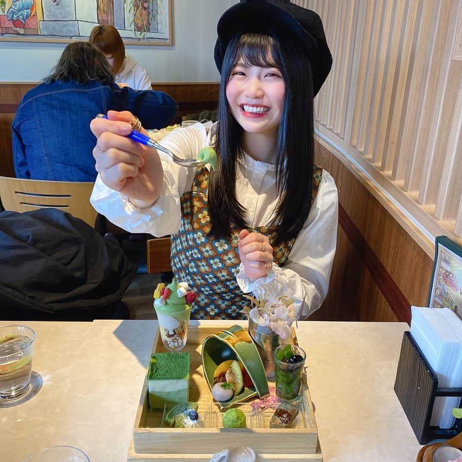 出口結菜さんのインスタグラム写真 - (出口結菜Instagram)「《🍃#京都#茶筅》﻿ ﻿ 🍃お抹茶・玉手箱スイーツ（￥1650）﻿ ♥️マシュマロショコラ・アフォガード（¥715）﻿ ﻿ ﻿ 抹茶好きには絶対食べてほしいスイーツ！🧁﻿ ﻿ ﻿ 全部が抹茶で幸せのオンパレード！！💗🤩﻿ ﻿ ﻿ ﻿ 特に美味しかったのは抹茶のティラミスやねんけど、クリームチーズ？が中に入ってて甘すぎなくて飽きない！！﻿ ﻿ ﻿ ﻿ アイスも最高やし、トリュフも贅沢。。🤤♥️﻿ ﻿ ﻿ ﻿ 途中で甘さに飽きたなって思ったら、フルーツとか﻿ ３つのお皿の1番右端にあるお餅かな？﻿ 味噌がかかってるから、味変できます！﻿ ﻿ ﻿ ﻿ あけたら玉手箱みたいに煙が出てきてそれも1つの楽しみ！🤩🤩🤩﻿ ﻿ ﻿ 1日に数が限られてるから絶対に食べたかったら早めにいくべきですっ！﻿ (私も15時ぐらいに言ってギリギリやった、)﻿ ﻿ ﻿ ﻿ マシュマロのピザも友達から貰ったんやけど、﻿ これは誰かとシェアするべしっ！笑（3枚目）﻿ ﻿ ﻿ ラズベリーも入ってて、めっちゃ美味しいけど﻿ 甘すぎるから4分の1で満足できます！（ガチの甘党に◎）﻿ ﻿ ﻿ ﻿ \意外と満腹になる！/﻿ ﻿ ________________________________________________________﻿ ❤️京都市下京区鳥丸通塩小路下る東塩小路町901﻿ 　京都駅ビル西ゾーン・中央ゾーン10F﻿ 💗京都駅から🚶🏻‍♂️５分﻿ 💛不定休﻿ 💚11時〜22時（L.O 21時半）﻿ 💙座席20席ぐらい﻿ ___________________________________________________﻿ ﻿ #茶筅 ##抹茶 #抹茶スイーツ #抹茶好き #玉手箱 #玉手箱スイーツ  #京都カフェ #京都グルメ #京都駅 #京都駅グルメ #京都駅カフェ  #抹茶ティラミス #抹茶アイス #抹茶パフェ #抹茶アイス #抹茶づくし #🍃 #数量限定  #マシュマロ #マシュマロピザ #甘党  #instafood #instagood #lfl #過去pic  #ラビグルメ」4月26日 20時12分 - yui_laby0622