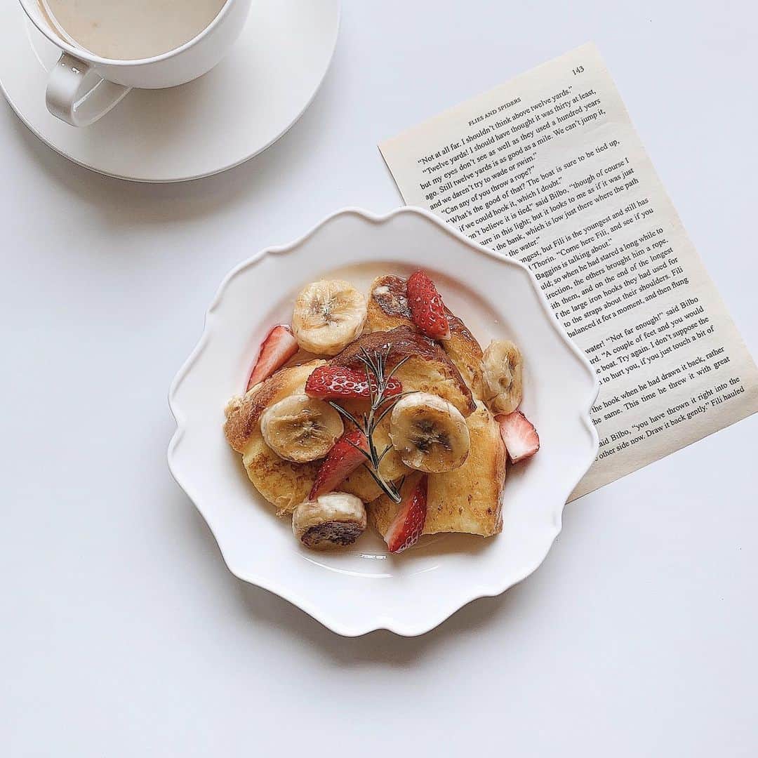 小川陽香のインスタグラム：「フレンチトーストでおうちカフェ☕️ ㅤ 上手に出来た～🥺💕 おうち時間がいっぱいあるから 最近いろいろ作るのにハマってる ( @delishkitchen.tv 参考に👩🏻‍🍳 ) ㅤ ㅤ #homecafe #myroom #frenchtoast #stayhome #cafe #おうちカフェ #フレンチトースト #カフェ #おうち時間」