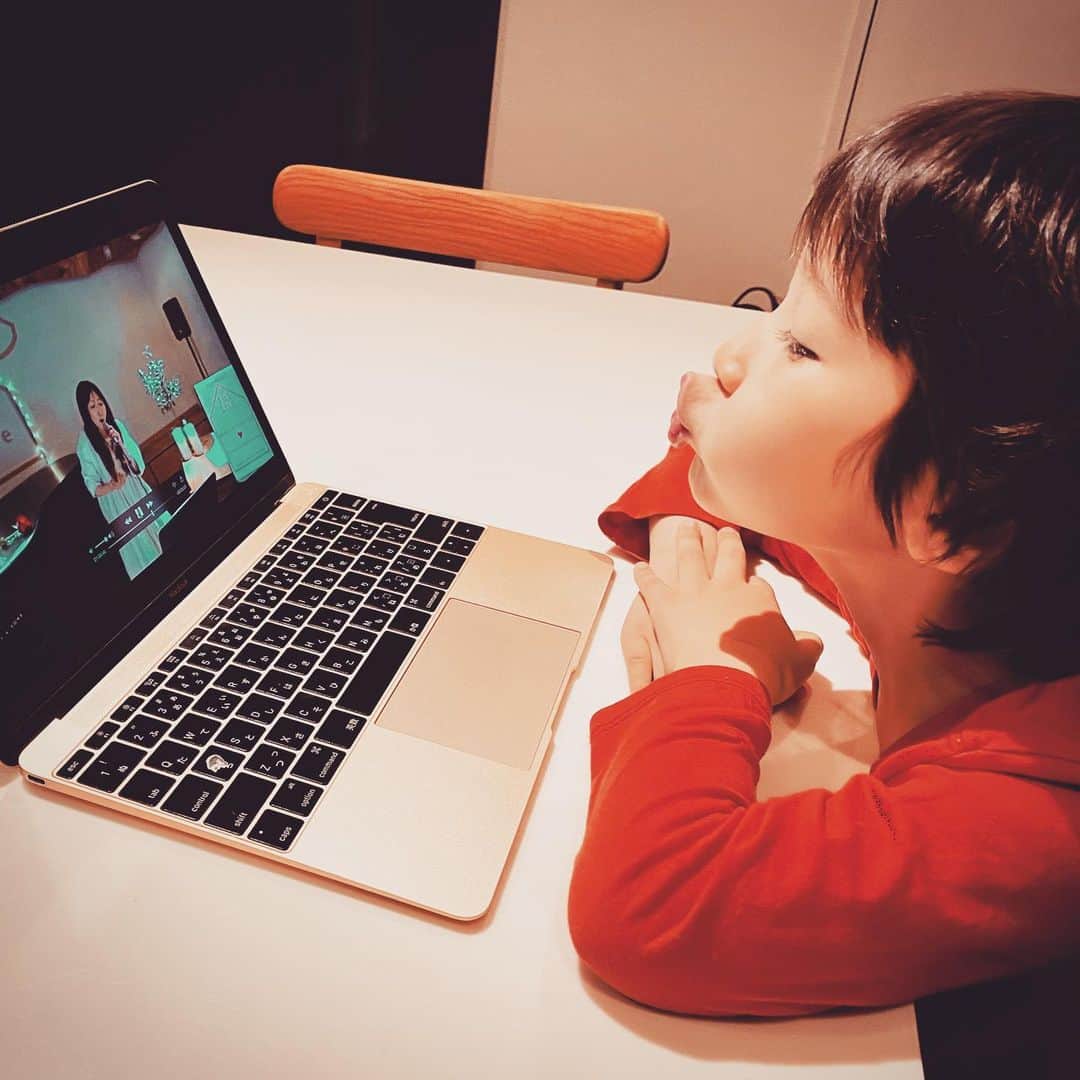 KOKIAのインスタグラム：「1 to 1 Live has so many different stories in each house.This was the story of my house. So cute!!I hope everyone enjoyed it like Leo! #tokyo #japan #japon #kokia #photography #歌手 #コキア #insta #art #beautiful #picoftheday #follow #女性 #ソングライター #photooftheday #woman #jmusic #ボーカリスト #singer #songwriter #jpop #vocalist #voice #声 #ライブ #live #綺麗 #日本 #livestream」
