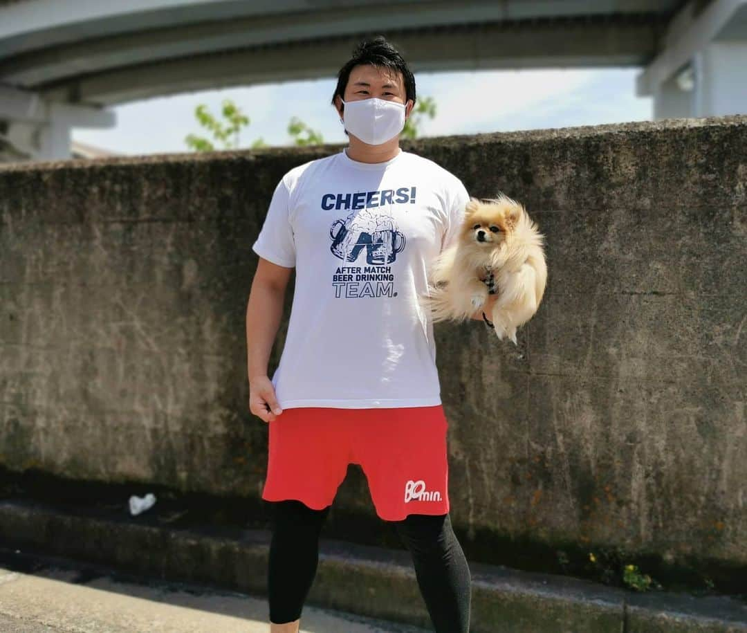 真壁伸弥さんのインスタグラム写真 - (真壁伸弥Instagram)「新しいグッツ。 #80min のTシャツと短パン 2種類どちらもアフターマッチファンクションを意識したデザイン。「カンパイ！Tシャツです。」今は集えませんが、この苦境を乗り切ったらみんなで集まろう。という宣言でもあり！ #nobeernolife #noside  それとピクニックバスケット ワインボトル入ります。 サンドイッチ入ります。 ポルテも入ります。 3密避けて、お家ピクニックどうぞ。 ラグビーの試合始まったら、これにいっぱい詰めて応援に行こう！ 天板が大きく、テーブルにもなります。 さて、ノーサイドゲーム見よう  ここで買えますー↓ https://precious.jp/list/80min #ラグビー #ラグビーロス #ノーサイドゲーム #rugby #tshirt #pants  #今日のポルテ」4月26日 20時20分 - makaberian5