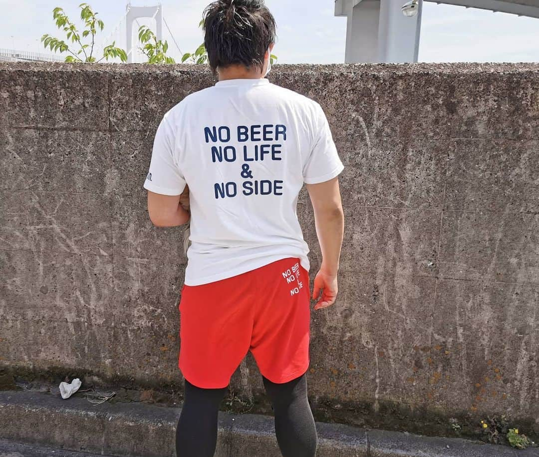 真壁伸弥さんのインスタグラム写真 - (真壁伸弥Instagram)「新しいグッツ。 #80min のTシャツと短パン 2種類どちらもアフターマッチファンクションを意識したデザイン。「カンパイ！Tシャツです。」今は集えませんが、この苦境を乗り切ったらみんなで集まろう。という宣言でもあり！ #nobeernolife #noside  それとピクニックバスケット ワインボトル入ります。 サンドイッチ入ります。 ポルテも入ります。 3密避けて、お家ピクニックどうぞ。 ラグビーの試合始まったら、これにいっぱい詰めて応援に行こう！ 天板が大きく、テーブルにもなります。 さて、ノーサイドゲーム見よう  ここで買えますー↓ https://precious.jp/list/80min #ラグビー #ラグビーロス #ノーサイドゲーム #rugby #tshirt #pants  #今日のポルテ」4月26日 20時20分 - makaberian5