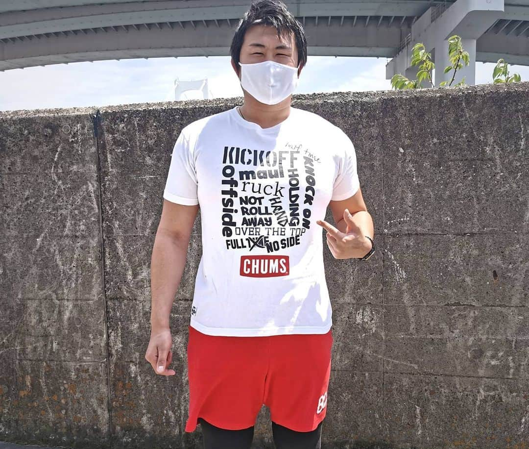 真壁伸弥さんのインスタグラム写真 - (真壁伸弥Instagram)「新しいグッツ。 #80min のTシャツと短パン 2種類どちらもアフターマッチファンクションを意識したデザイン。「カンパイ！Tシャツです。」今は集えませんが、この苦境を乗り切ったらみんなで集まろう。という宣言でもあり！ #nobeernolife #noside  それとピクニックバスケット ワインボトル入ります。 サンドイッチ入ります。 ポルテも入ります。 3密避けて、お家ピクニックどうぞ。 ラグビーの試合始まったら、これにいっぱい詰めて応援に行こう！ 天板が大きく、テーブルにもなります。 さて、ノーサイドゲーム見よう  ここで買えますー↓ https://precious.jp/list/80min #ラグビー #ラグビーロス #ノーサイドゲーム #rugby #tshirt #pants  #今日のポルテ」4月26日 20時20分 - makaberian5