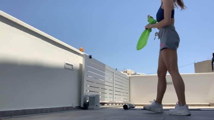 マリナ・デュランダのインスタグラム：「Hi guys 👋 It is really wonderful to see so much athletic activity going across Instagram these days! 🤸‍♂️ As a person involved in the world of Olympic sports, I am personally very happy about it! It’s a pleasure seeing people being active under these unprecedented circumstances! 🏃🏼‍♀️ After 16 years of daily trainings and competitions in professional sport, I feel that my body is just so in need of an active lifestyle. 😉 Here is my Sunday morning glutes and lower body workout. A band and good mood is all you need. ❓ How is your home quarantine going?  Are you working out, reading or Netflix and chilling?  #quarantine #workout #olympian #glutes #lowerbody #beingactive #active #lifestyle」