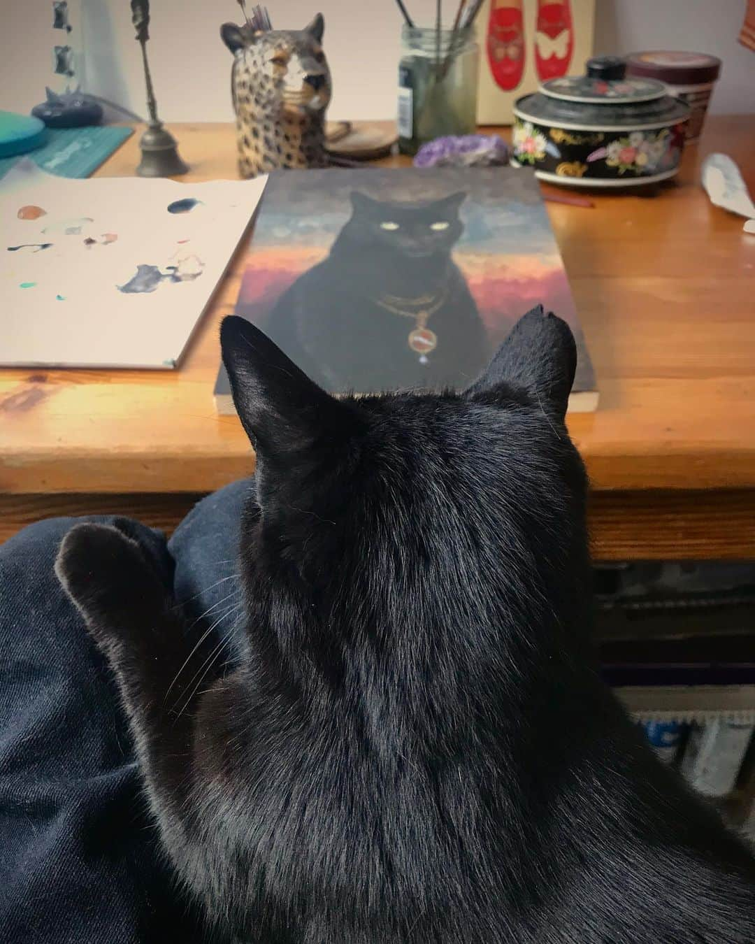 グッチさんのインスタグラム写真 - (グッチInstagram)「An artist and her cat, featuring @alexmerryart. “This video shows me putting the finishing touches to a painting I made of our cat, Mabel. I wanted to immortalise her in a portrait and also recognise the importance of all our beloved pets during this time of lockdown. Anyone who knows me will know that I'm already completely in love with her! But having her company during this time has been especially comforting. She loves to sit on my lap while I'm working (quietly purring and overseeing the art work developing) and she helps me to feel less anxious.” Showing love, solidarity and creativity, #AlexMerry’s work is shared with the #GucciCommunity. @alessandro_michele #AlessandroMichele The #GucciCommunity stands behind aiding those most vulnerable in this crisis, join by donating now to the @unfoundation’s #COVID19 Solidarity Response Fund in support of the World Health Organization @who, and locally with @intesasanpaolo's #ForFunding campaign which supports the Italian Civil Protection Department  #DipartimentoProtezioneCivile」4月26日 20時24分 - gucci