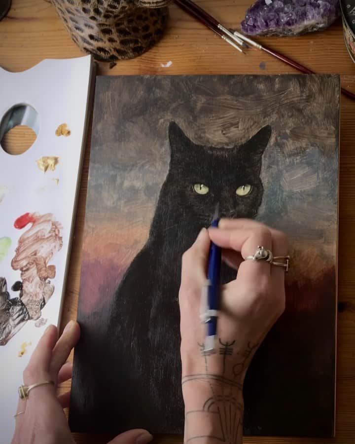 のインスタグラム：「An artist and her cat, featuring @alexmerryart. “This video shows me putting the finishing touches to a painting I made of our cat, Mabel. I wanted to immortalise her in a portrait and also recognise the importance of all our beloved pets during this time of lockdown. Anyone who knows me will know that I'm already completely in love with her! But having her company during this time has been especially comforting. She loves to sit on my lap while I'm working (quietly purring and overseeing the art work developing) and she helps me to feel less anxious.” Showing love, solidarity and creativity, #AlexMerry’s work is shared with the #GucciCommunity. @alessandro_michele #AlessandroMichele The #GucciCommunity stands behind aiding those most vulnerable in this crisis, join by donating now to the @unfoundation’s #COVID19 Solidarity Response Fund in support of the World Health Organization @who, and locally with @intesasanpaolo's #ForFunding campaign which supports the Italian Civil Protection Department  #DipartimentoProtezioneCivile」