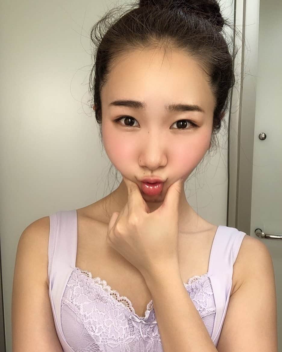 のインスタグラム：「今日は一日のほとんどをベッドで過ごして、寝たりテレビ見たり幸せな一日だったな〜🧸✨ . みんなは何してた〜？？ . #おうち時間　#日曜日　#オフ　#dayoff #nightbra #underwear #lavender」