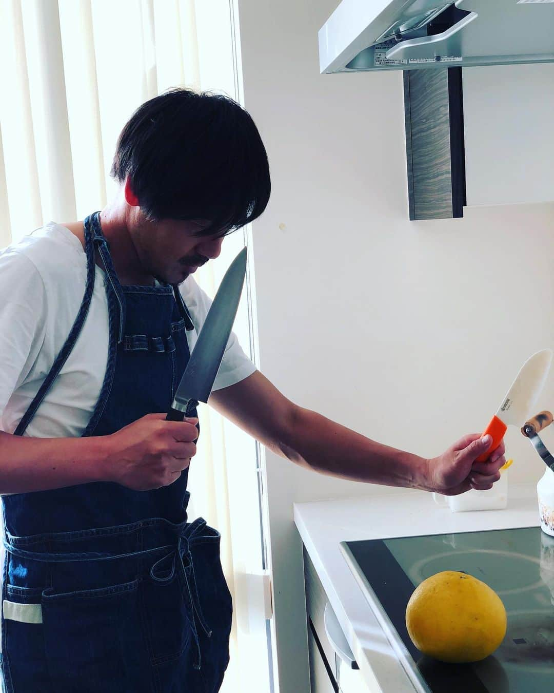 松井大輔さんのインスタグラム写真 - (松井大輔Instagram)「シェフ男👨‍🍳　第二弾 二刀流  動画はオーブンどうやってやるかわかりません。  パスタとサラダとこの前言ってた アスパラとチーズと卵 見た目はちょっと変ですが 味はまあまあですね。  #シェフ男 #クッキングパパ #二刀流 #使うとこなかったけど #オーブン #パスタ #アスパラ #料理 #cooking  #chefcuisinier #chef #happy #enjoylife  #enjoy  #キッチン #エプロン #男飯」4月26日 20時33分 - matsuidaisuke_official