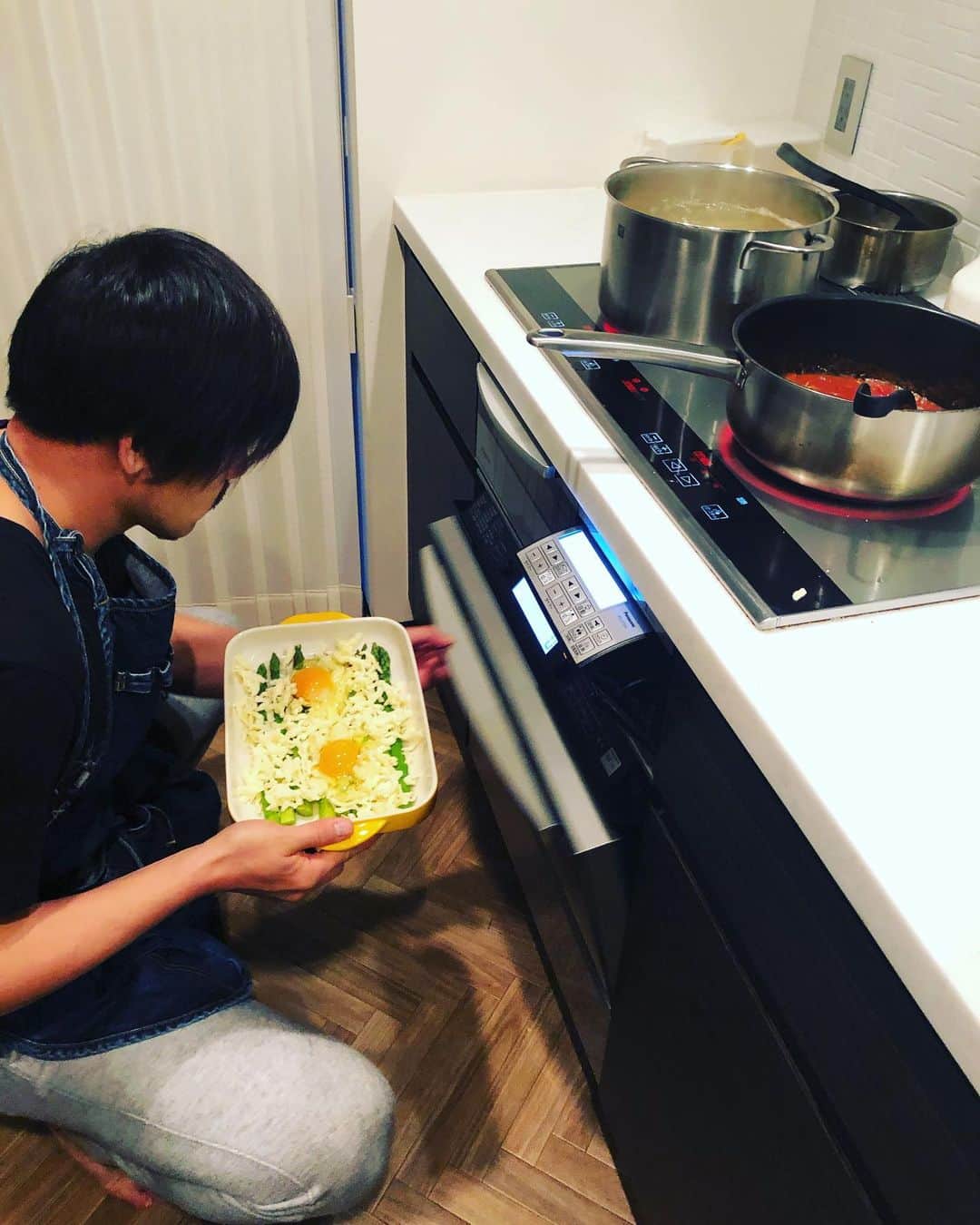 松井大輔さんのインスタグラム写真 - (松井大輔Instagram)「シェフ男👨‍🍳　第二弾 二刀流  動画はオーブンどうやってやるかわかりません。  パスタとサラダとこの前言ってた アスパラとチーズと卵 見た目はちょっと変ですが 味はまあまあですね。  #シェフ男 #クッキングパパ #二刀流 #使うとこなかったけど #オーブン #パスタ #アスパラ #料理 #cooking  #chefcuisinier #chef #happy #enjoylife  #enjoy  #キッチン #エプロン #男飯」4月26日 20時33分 - matsuidaisuke_official