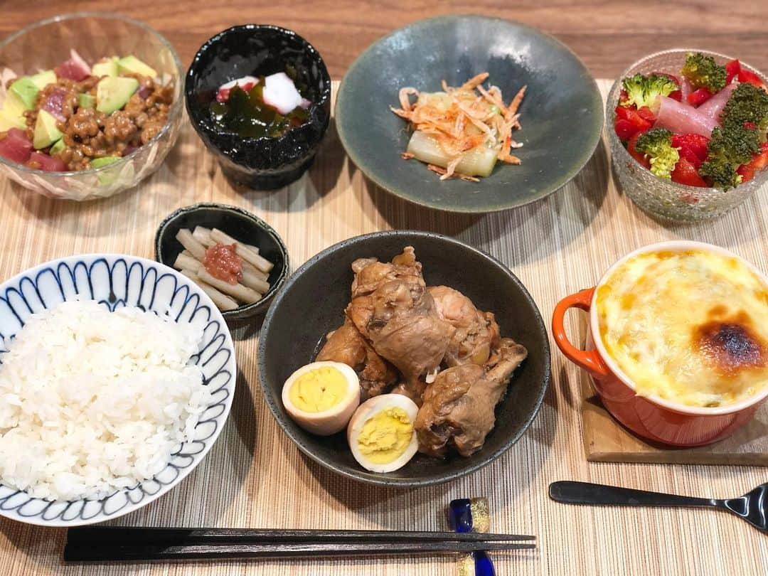西木恵美里のインスタグラム：「よるごはん🍙﻿ ﻿ #手羽元とたまごのポン酢煮込み﻿ #かぼちゃのグラタン﻿ #白ねぎの出汁煮 #桜海老添え﻿ #ごぼうの梅肉煮 ﻿ #アボカド納豆マグロ﻿ #たことわかめの酢の物 ﻿ #生ハムサラダ﻿ ﻿ 手羽元めちゃくちゃ簡単なのに美味しくて最高🙌🏻✨﻿ 作り置きがあるので変わらないメニューもありますが、なんとか違うものを食べてもらおうと試行錯誤しています🤔」