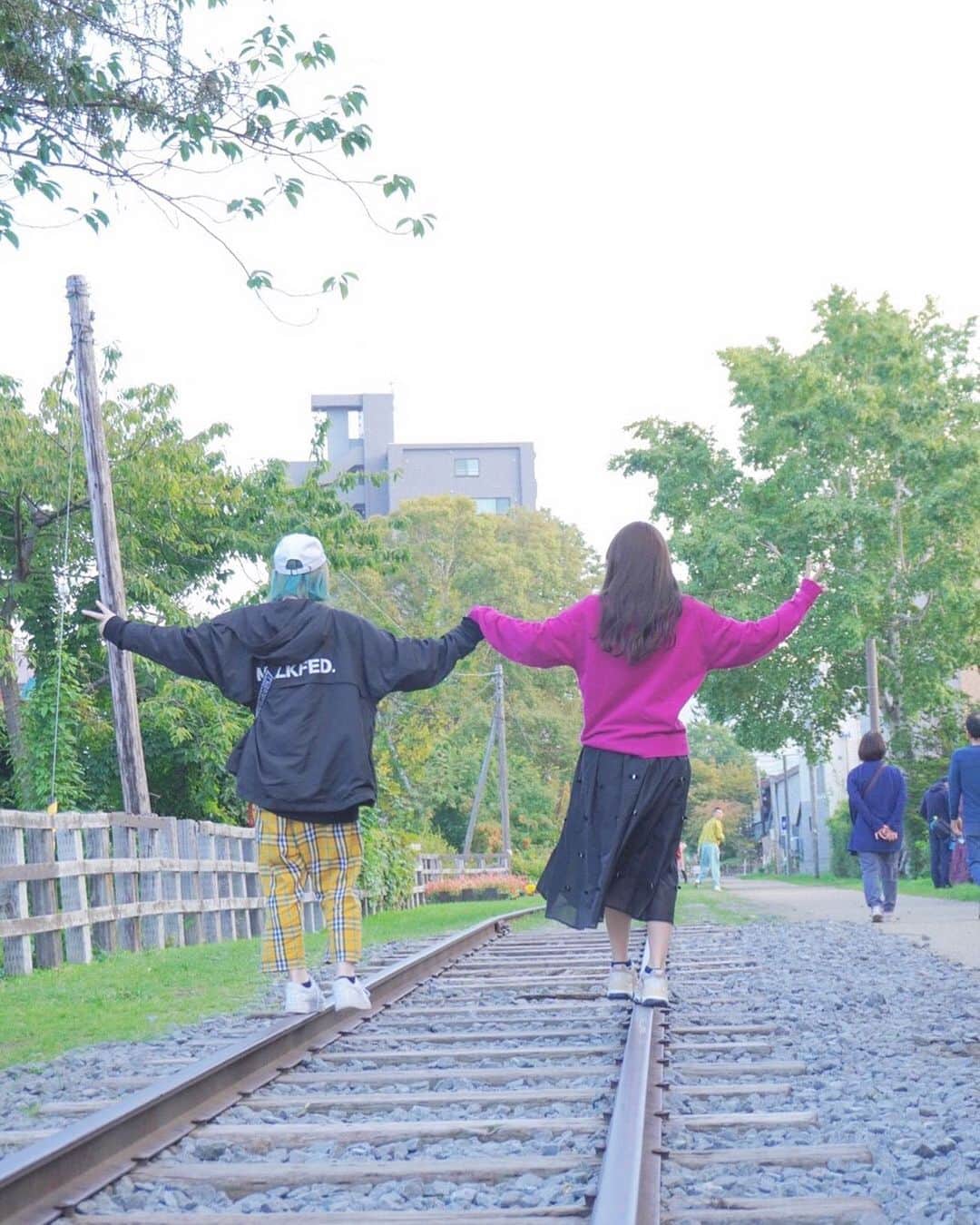 高橋みおさんのインスタグラム写真 - (高橋みおInstagram)「🤍 、 去年北海道にいったときのお気に入りの写真☻ 、 もう使われていない線路だから歩けるの〜 どっちが落ちないで渡れるかゲームしたりして楽しかた＾＾ 、 みつきさんあいたいな〜🥺🌙 、 、 #手宮線跡地 #北海道　#小樽　#旅行　#北海道旅行　#電車　#hokkaido #hokkaidotrip #trip #train #trainphotography」4月26日 20時42分 - miochin052