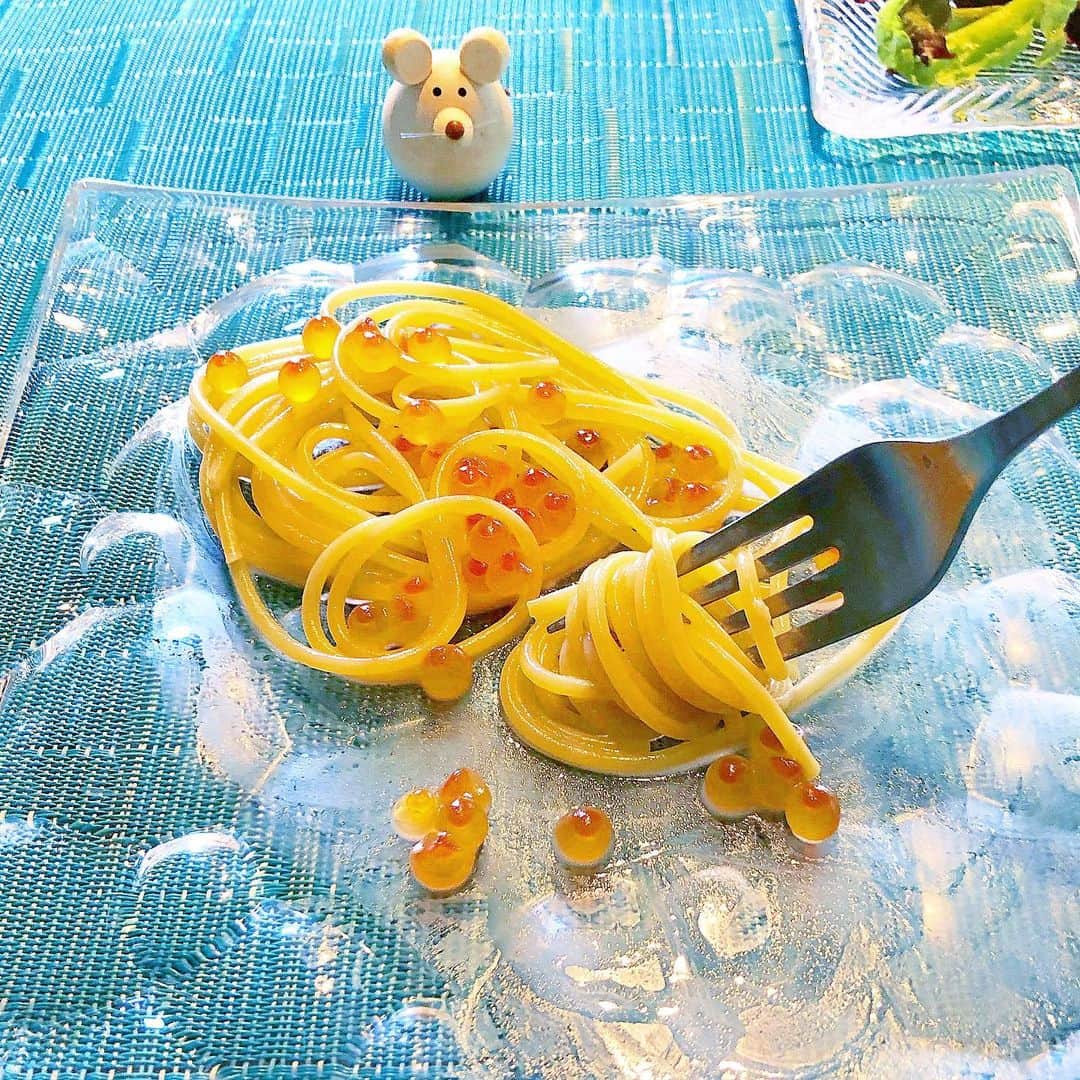 榊山敬代のインスタグラム：「🌊🍝👀♫ … ・ 週末ランチはやっぱりパスタ とおもいきや珍しく和食の巻  と  おもいきややっぱり パスタなランチの巻  といいますのも せっかくなので  だいすきないくらさんと だいすきなパスタさんの  コラボレーションを 是非味わってみたく  お米に目覚めた昨日でしたが またパスタにもどるのでした  いくらさまのエキスが 一本一本の麺に絡まり  いつもにまして 麺はもちもちと  まろやかな口当たりに変身  かたわらにプチプチと いくらさんの鮮やかな 歯応えも美味しいとき  画像は食べかけにて失礼しましたのは  おいしそ〜と飛びついてしまい 食べてる途中に記念撮影をして いなかったことに気づきまして  記録…  きょうはイクラさんに合わせまして ランチョマットは海をイメージして ザブーンと水色なカラーをセレクト  つぶつぶキラキラつるつるり 大変美味しゅうございました ・ ・ #ごちそうさまでした 🙏✨… ・ ・ ところで最近は ようやく早起き スタイルになり  もうすでに眠たい 東京はよるの19時 ・ ・ でも今から夕食準備也…🍳😪… ・ ・ #おうち時間 たのしもう週間 #おうち大好き #stayhome ・ ・ ・ ・　 #頂き物 #ご馳走 #おうちランチ  #ランチ #lunch #おうちごはん  #イタリアン #パスタ #パスタランチ #🍝 #pasta #和風パスタ #手作り料理 #夕食 #和食 # #food #いくら #イクラ #Salmonroe #artist #kitchen #cooking #日本画家 の #お料理こんなもん  #コロナウイルスが早く終息しますように」