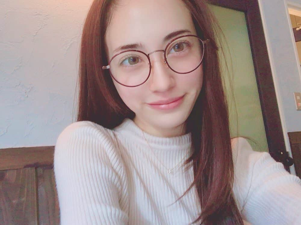 眞木美咲パメラさんのインスタグラム写真 - (眞木美咲パメラInstagram)「🤓 悲しいおしらせ  このかわいくてお気に入りのメガネをなくしました。」4月26日 20時46分 - pamypamypamy