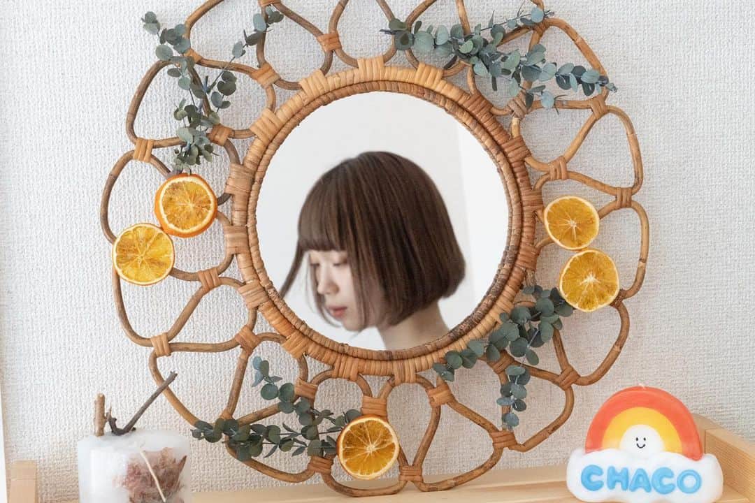 waco⭐️CHACOのインスタグラム：「ムラハマハルカxCHACOコラボ フラワーミラー🌼  鏡の周りに籐(ラタン)材で花の模様を編んだフラワーミラー。 背面にフックが付いていて壁に掛けられるようになっています。 ラタンは、日本では「籐(とう)」と呼ばれ家具の素材として古くから親しまれてきました。 ヨーロッパでも古くから愛用されたラタン家具は、使えば使うほどに風合いが増しアンティーク家具としても人気です。 そんなラタンミラーにオレンジとユーカリのナチュラルな雰囲気のミラーができました。  明日21時から受注販売開始です🌼 全てのコラボ商品にむらはまちゃんからのメッセージカードとステッカーがつきます❣️ お楽しみに✨」