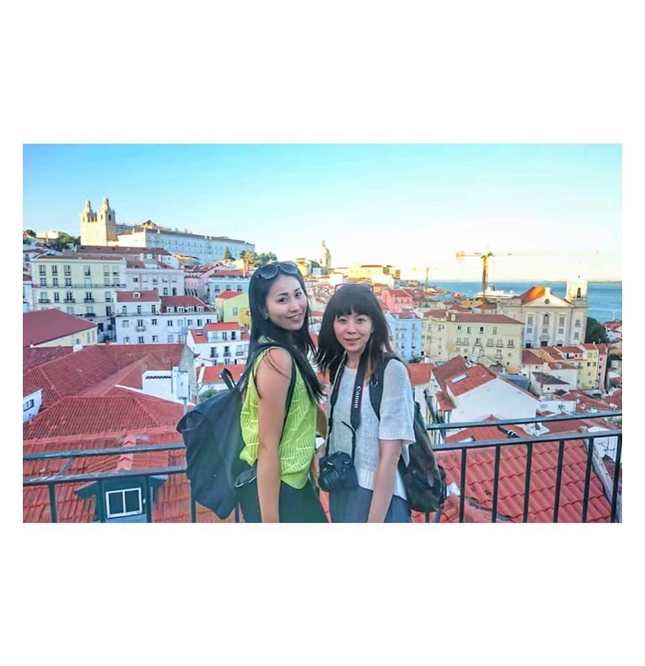 宇田恵菜さんのインスタグラム写真 - (宇田恵菜Instagram)「Back to me memories 4. Portugal 🇵🇹 please check #Ena_trip ☀️☀️ このコロナ、お出掛け出来ないので、今まで行った国の街で素敵だった所を紹介します✈️ 第四回は、ポルトガル✨✨✨ 私はスペイン系の国が合っているのか、すごくラテンな感じが好きなのです😆 親友ちゃんが愛媛からロンドンに会いにきてくれるということで、行った事ない国で、なかなか行く事もないであろう国！ということで、ポルトガルを選びました🌟 Lisbon→Águeda →Portoと、南から北まで3泊４日ほどで横断したのだけども、、1日目に怜子と海外旅行いえーーーいてはっちゃけすぎて、本当携帯物に対し、警戒心なかったら、6年間で初のイギリスのビザと€500を盗まれる。という事件笑。 そっからの警察、criminal reportを書いてもらい、夜中になり、怜子もどうする事もできず、見守る、私はもうイギリスに入国できないかもという不安で、ひたすらネットで検索、UK borderにも電話して、大学にも電話して、と対応に追われ、 日本が朝になったタイミングで母親に泣きながら電話☎️ すると母親に[死んだ訳でも、怪我した訳でもないやろ！怜子ちゃんはわざわざ恵菜ちゃんに会いにイギリスまで行ってポルトガルも一緒に行ってくれとんやけん、楽しんでもらわんといかんやろ！よかったやん、なんもなかったんやけん！怜子ちゃんに謝って明日から楽しみなさい！]と叱咤激励され、ホテルの部屋に戻り、怜子に号泣して謝り、怜子も、[なんかしてあげたいのに、なんもしてあげれなくてごめん]と、2人して号泣するという、素晴らしく美しい1日目から激動。笑 ———— ２日目は新幹線でÁgueda に行くのだったのだけど、降りる直前にトイレ行っとこ！と思った私は、トイレに車内で行ってしまい、怜子はもうホームに降りてるのに、新幹線のドアが閉まる😂😂😂😂😂😂 トイレ半ばにドアまで駆け寄り、怜子も必死で、open!open!!!!と、ドンドンドアしたら、奇跡的に開いて、トイレ半ばの私は奇跡的に降りれた。 もし降りれなかったら、次の新幹線がくるまで数時間怜子は、へんぴな場所でおらないかんかったし、電波もないし、とんでも事件がもー一つ起こるとこだった笑。 事件以外にも、ポルトガルは、本当に美しいの！そして、ご飯が衝撃的に美味しい😆❤️雑貨も可愛い！！！物価も安め🍷✨ 国時代もキュッとしとるけん、横断しても楽しめるので機会があればー✈️ #actesslife #familypics #女優　#恵菜旅　#愛媛出身　#ポルトガル　#ポルトガル旅行 #portugal #リスボ　#アグエダ　#ポルト　#傘の道　#アグエダの傘の道 #aguedaartfestival」4月26日 21時01分 - ena2727