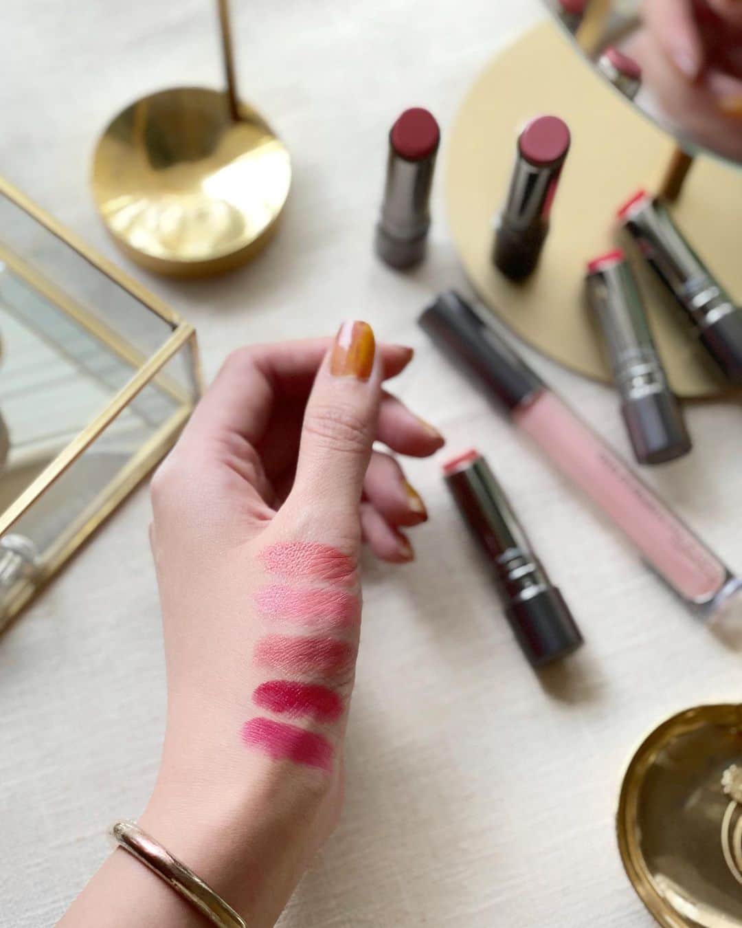M∙A∙C Cosmetics Japanのインスタグラム：「ㅤ 【M·A·C公式オンラインショップ限定】 ひとぬりで、唇にボリュームを与える「プレンティ オブ パウト プランピング リップスティック」5色と「プレンティ オブ パウト プランピング リップグロス」が期間・数量限定で20%OFFに✨お得なこの機会をお見逃しなく♪ ㅤ ㅤ ※カート内で表示価格より20%OFFが適用されます ㅤ * 表示価格は希望小売価格になりますが、カート内で20％OFF割引が適用されます。 * 初回購入特典の10％OFFは、適用されません。なお、割引クーポンの利用はできません。 * 限定数量のため、なくなり次第販売終了いたします。 * 20％OFF適用される製品は、本ページに表示される製品のみになります。 ㅤ #MACplentyofpout」