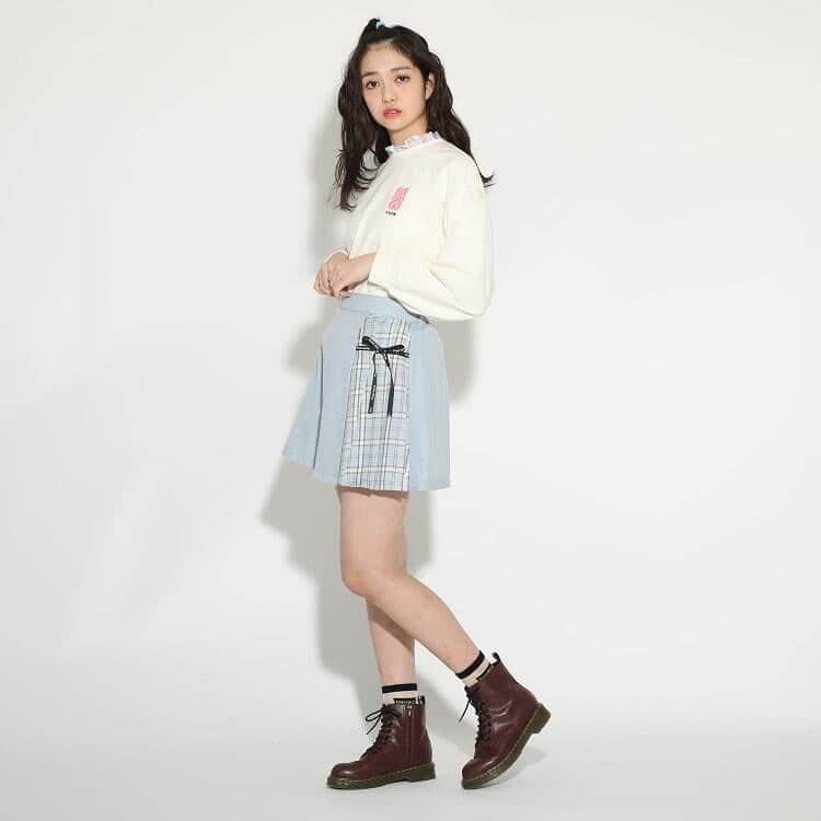 PINK-latte TV (ピンクラテTV) 公式さんのインスタグラム写真 - (PINK-latte TV (ピンクラテTV) 公式Instagram)「【ピンクラテTV #コーデ記録 🦄】ㅤㅤㅤ﻿ ﻿ ﻿ #アリア (@aria_sugai )❤️着用アイテム！﻿ ﻿ ☑︎「サイドプリーツロゴリボンスカート 」¥3,500(+tax)﻿ ﻿ アリアがYouTubeでも衣装で着用してたスカート🌷﻿ ガーリーさんにおすすめしたい〜🥺﻿ このサイドリボンがめちゃかわなんですっ🎀﻿ ﻿ チェック×プリーツ×細リボンって本当にかわいいが﻿ 集まりました！ってかんじ💗﻿ インパン付きなので、学校にもおすすめだよ〜☺️﻿ ﻿ アリア着用のおすすめスカートの紹介でした❤️﻿ サックスブルーのお色は、完売間近なので要チェック☝️﻿ 気になった方は、ピンクラテのWEBサイトを﻿ チェックしてみてね😉💕﻿ ﻿ ー﻿ #春コーデ #夏コーデ #ガーリーコーデ #ガーリー﻿ #大人ガーリー #甘コーデ #姫コーデ #スカート﻿ #きょこ #ootd #私服﻿ ー﻿ #PLTV #PINKlatteTV #ピンクラテTV﻿ #ピンクラテWEBモデル #ピンクラテ #ぴてぃーず ﻿ #宇井優良梨 #花田姫佳 #石山えこ #菅井純愛 #松本優菜﻿ #JCモデル #JSモデル」4月26日 20時57分 - pinklatte_tv