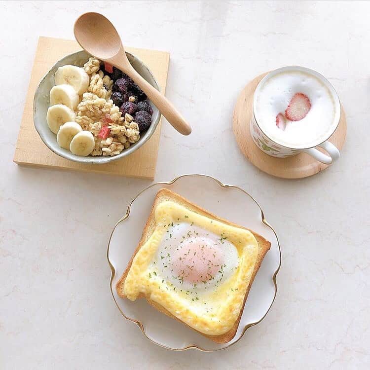 R i R y (リリー)さんのインスタグラム写真 - (R i R y (リリー)Instagram)「『ラピュタパン🍳』﻿ ﻿ 時間がないときの朝食にぴったりな #ラピュタパン﻿ ﻿ マヨネーズで土手を作って、真ん中に卵を入れて焼くだけ！！﻿ ﻿ お好みでパセリやコショウをふりかけるだけで、おしゃれに見えるからおすすめ💛﻿ ﻿ チーズをのせても美味しそう😋﻿ お好みでアレンジして作ってみてね〜！﻿ ﻿ Photo by﻿ @suzylily._﻿ @___rose.k﻿ @kyon_____73﻿ @gi.hwa﻿ @hry.tm﻿ ﻿ ✴︎---------------✴︎---------------✴︎﻿ ﻿ ▶▶Instagram・Twitter・TikTokで掲載する写真を募集中📸﻿ カワイイ写真が撮れたら、@velle.jp をタグ付けするか、ハッシュタグ #velle_jp をつけて投稿してみてね♪﻿ ﻿ velle編集部と一緒にカワイイで溢れるvelleを創っていこう😚」4月26日 21時00分 - velle.jp