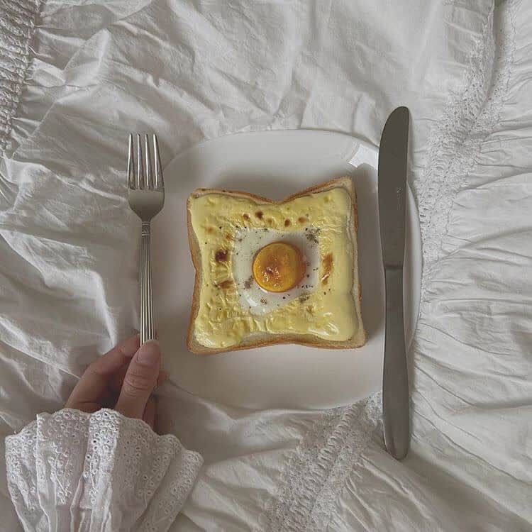 R i R y (リリー)さんのインスタグラム写真 - (R i R y (リリー)Instagram)「『ラピュタパン🍳』﻿ ﻿ 時間がないときの朝食にぴったりな #ラピュタパン﻿ ﻿ マヨネーズで土手を作って、真ん中に卵を入れて焼くだけ！！﻿ ﻿ お好みでパセリやコショウをふりかけるだけで、おしゃれに見えるからおすすめ💛﻿ ﻿ チーズをのせても美味しそう😋﻿ お好みでアレンジして作ってみてね〜！﻿ ﻿ Photo by﻿ @suzylily._﻿ @___rose.k﻿ @kyon_____73﻿ @gi.hwa﻿ @hry.tm﻿ ﻿ ✴︎---------------✴︎---------------✴︎﻿ ﻿ ▶▶Instagram・Twitter・TikTokで掲載する写真を募集中📸﻿ カワイイ写真が撮れたら、@velle.jp をタグ付けするか、ハッシュタグ #velle_jp をつけて投稿してみてね♪﻿ ﻿ velle編集部と一緒にカワイイで溢れるvelleを創っていこう😚」4月26日 21時00分 - velle.jp