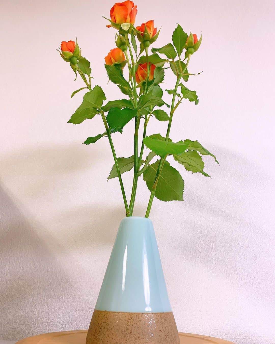 秋山ゆずきのインスタグラム：「. . お家の中を華やかにしてくれる #ミニ薔薇 さん。 ずっと家にいるので ちょっとでも心がワクワクするなにかを 日々みつけてます🌹💫 . . #ミニ薔薇 #はなのあるくらし  #花のある暮らし  #stayhome  #花瓶 #おうち時間」
