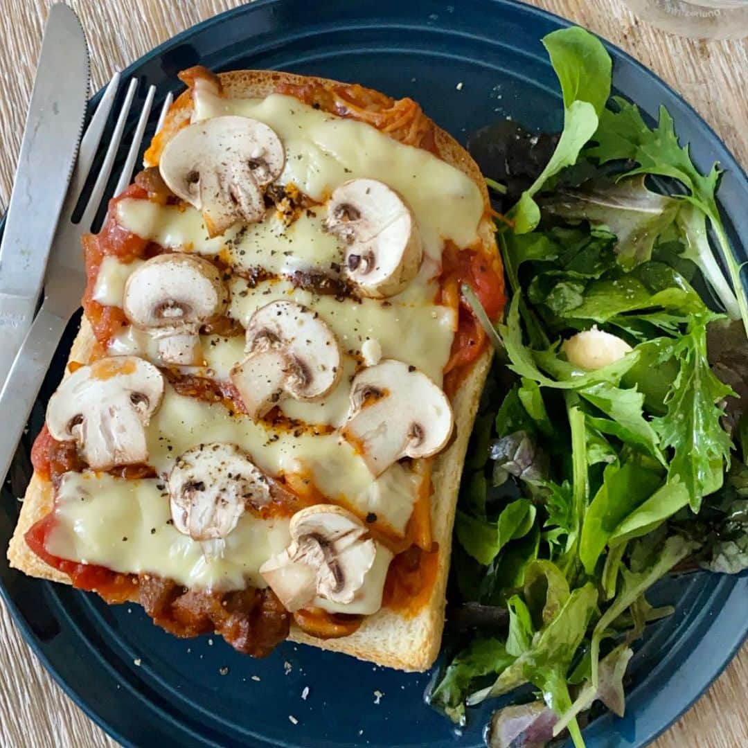 難波礼華のインスタグラム：「#なんCook ハッシュドビーフ🐄🍅 と残ったやつのアレンジレシピについて質問多かったのでこっちに載せます❤️ トーストもポテトもほぼ同じだけどw 安定に適当なので悪しからず💦 【ハッシュドビーフ】 ①オリーブオイル温めて牛肉とスライスした玉ねぎを炒める ②ある程度火が通ったら薄力粉まぶして混ぜるしめじとえのきも入れて炒める ③トマト缶、ケチャップ、ウスターソース、水、コンソメ、ちょっとだけはちみつ入れて煮立たせる ④弱火にしてバター入れて少しグツグツ煮たら完成 【ハッシュドビーフトースト】 ①食パンにオリーブオイル塗って ②残り物のハッシュドビーフ乗せる ③スライスチーズとスライスしたホワイトマッシュルーム乗せてブラックペッパー、粉チーズ振る ④オーブンレンジのトーストモードでチンして完成 【ハッシュドビーフポテト】 ①じゃがいもを四等分くらいに切ってラップに包んで4分チン（新じゃがだから皮のまま入れたよ） ②小松菜切ってラップ包んで2分チン ②耐熱皿にチンしたじゃがいもを入れてスプーンで潰す ③豆乳と粉チーズ少し入れてラップして2分くらいチン ④チンしたやつ潰して混ぜてマッシュポテトにして小松菜も混ぜる ⑤残り物のハッシュドビーフを乗せてスライスチーズとスライスしたホワイトマッシュルーム乗せて、ブラックペッパー降ってオーブントースターで6分くらいチン完成 #おうち時間#おうちasobi」