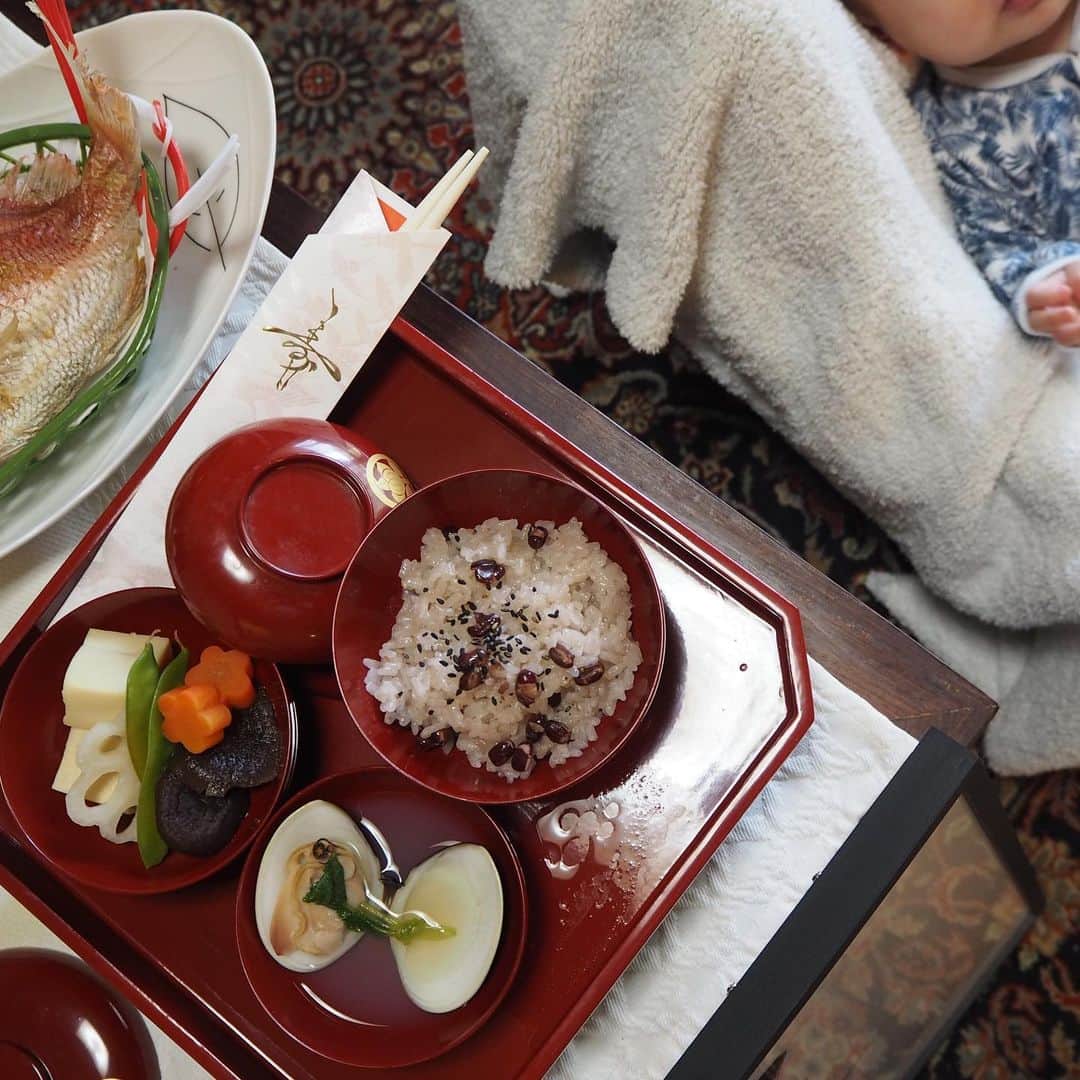 亀恭子のインスタグラム：「次男のお食い初め。 . . . 当初は父母・兄弟家族も一緒に集まれたらと思ってましたが… 家でこじんまりと。 . . 4ヶ月経ちました。 スクスクと元気に育っています^ ^ . . いとこのお兄ちゃんが大好きな長男は、 「〇〇と遊びたかった！」と。 そうだよね… 男子2人、 お外で思いっきり遊べる日が待ち遠しい。 . . #お食い初め #次男 #mysun #mylove #sunnyday #stayhome」