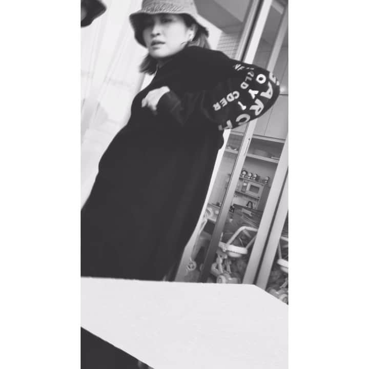 HARUKA MUTOのインスタグラム：「just chill'n🐬🐬 皆んな元気？ #mood #stayhome #dancechallenge  #広いとこで踊りたい」