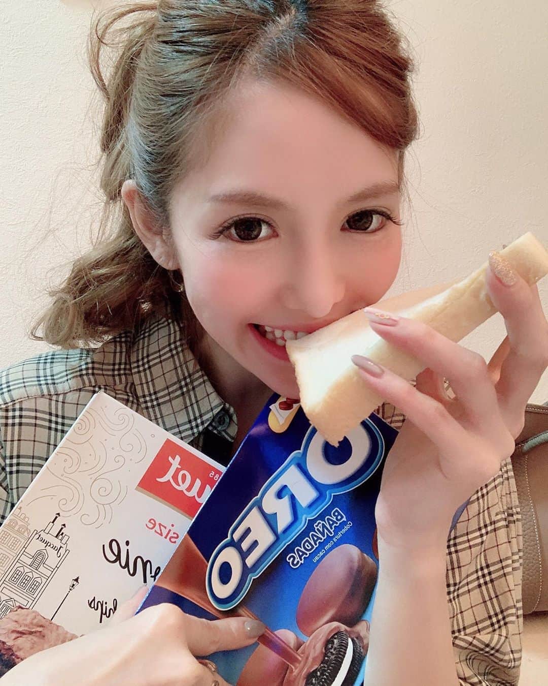 片岡麗香のインスタグラム：「お菓子大好き😘💕 . 毎日色々なお菓子たべるのが幸せ❤️❤️ . 海外のオレオがすっごい美味しかった🍪✨ . #お菓子 #自粛生活 #食欲旺盛  #お菓子好きな人と繋がりたい  #ライフスタイル #メイク #美容」