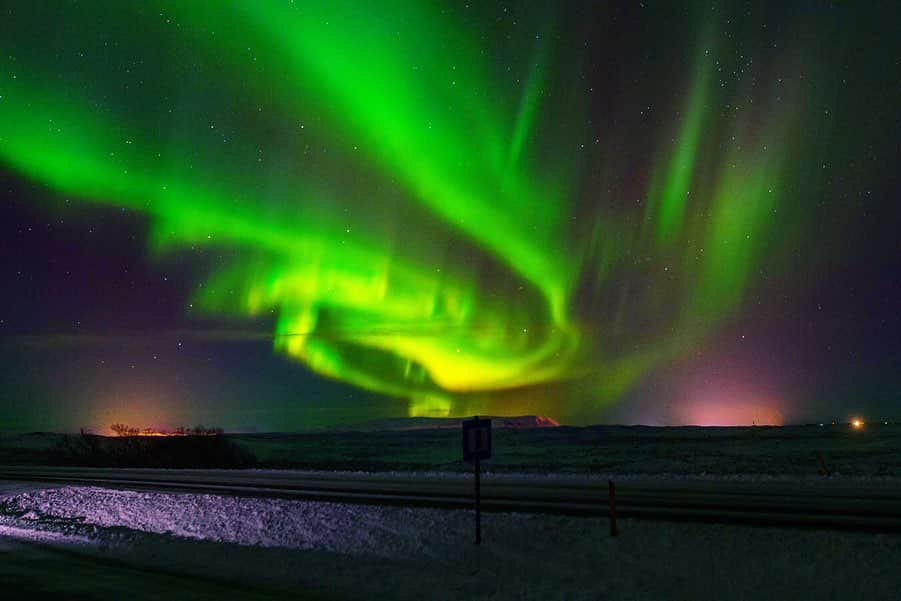 cieltripさんのインスタグラム写真 - (cieltripInstagram)「一瞬の輝きを撮る（╹◡╹） . オーロラを観るならアイスランドがお勧めな理由→寒くない . アイスランドって、名前からして寒そうなイメージがありますが（と思っていました！）夜でも0度くらいで、風がなければ、そんなに寒くなかったです。あと、ブルーラグーン（温泉）や、スーパーブルー（青の氷の洞窟）など、感激する大自然の観光地もあり、たとえオーロラが観れなくても、“まぁいいかな”と思えるくらい、日中の過ごし方に満足感があったんですよね😊想像していた以上に楽しかったなー。  加えて、首都にいながら、オーロラが観れるので、日中は、カフェやスーパー巡りができるのも良かったです。アイスランドは、パンも美味しかったです🥖 . また訪れたい場所でした！  #旅の思い出  #オーロラ #アイスランド  #reykjavik #レイキャビク  #冰島 #極光 #世界の絶景 #絶景　#aurora #癒し #雷克雅未克 #ライカ」4月26日 21時06分 - cieltrip
