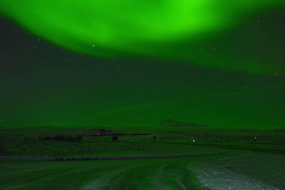 cieltripさんのインスタグラム写真 - (cieltripInstagram)「一瞬の輝きを撮る（╹◡╹） . オーロラを観るならアイスランドがお勧めな理由→寒くない . アイスランドって、名前からして寒そうなイメージがありますが（と思っていました！）夜でも0度くらいで、風がなければ、そんなに寒くなかったです。あと、ブルーラグーン（温泉）や、スーパーブルー（青の氷の洞窟）など、感激する大自然の観光地もあり、たとえオーロラが観れなくても、“まぁいいかな”と思えるくらい、日中の過ごし方に満足感があったんですよね😊想像していた以上に楽しかったなー。  加えて、首都にいながら、オーロラが観れるので、日中は、カフェやスーパー巡りができるのも良かったです。アイスランドは、パンも美味しかったです🥖 . また訪れたい場所でした！  #旅の思い出  #オーロラ #アイスランド  #reykjavik #レイキャビク  #冰島 #極光 #世界の絶景 #絶景　#aurora #癒し #雷克雅未克 #ライカ」4月26日 21時06分 - cieltrip