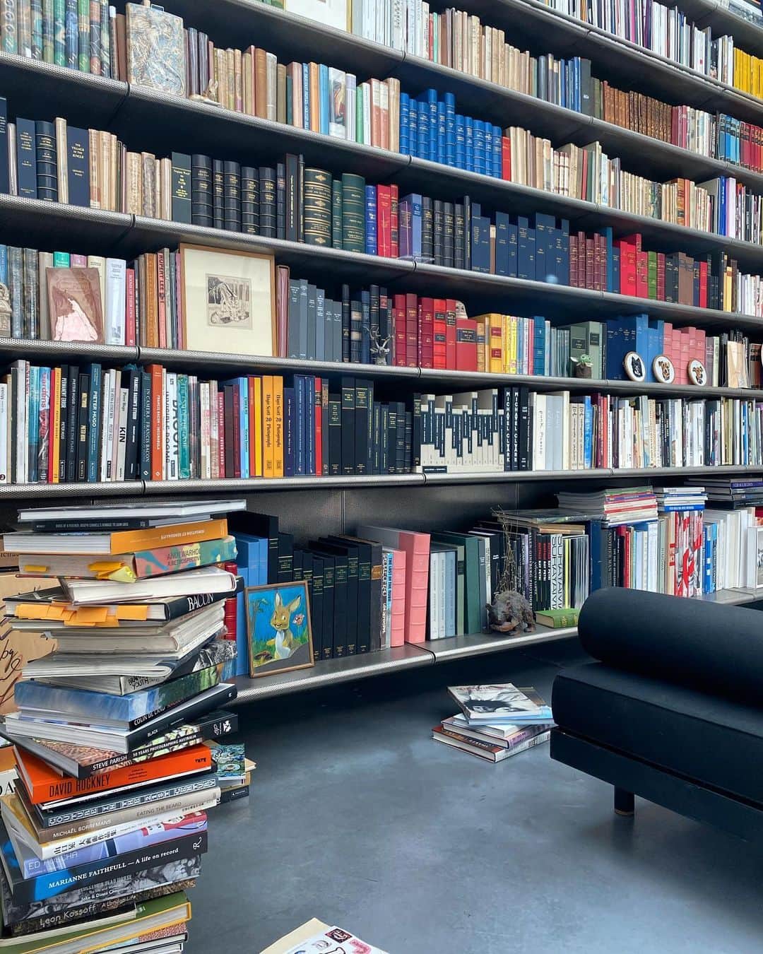 キム・ジョーンズのインスタグラム：「Sunday book day」