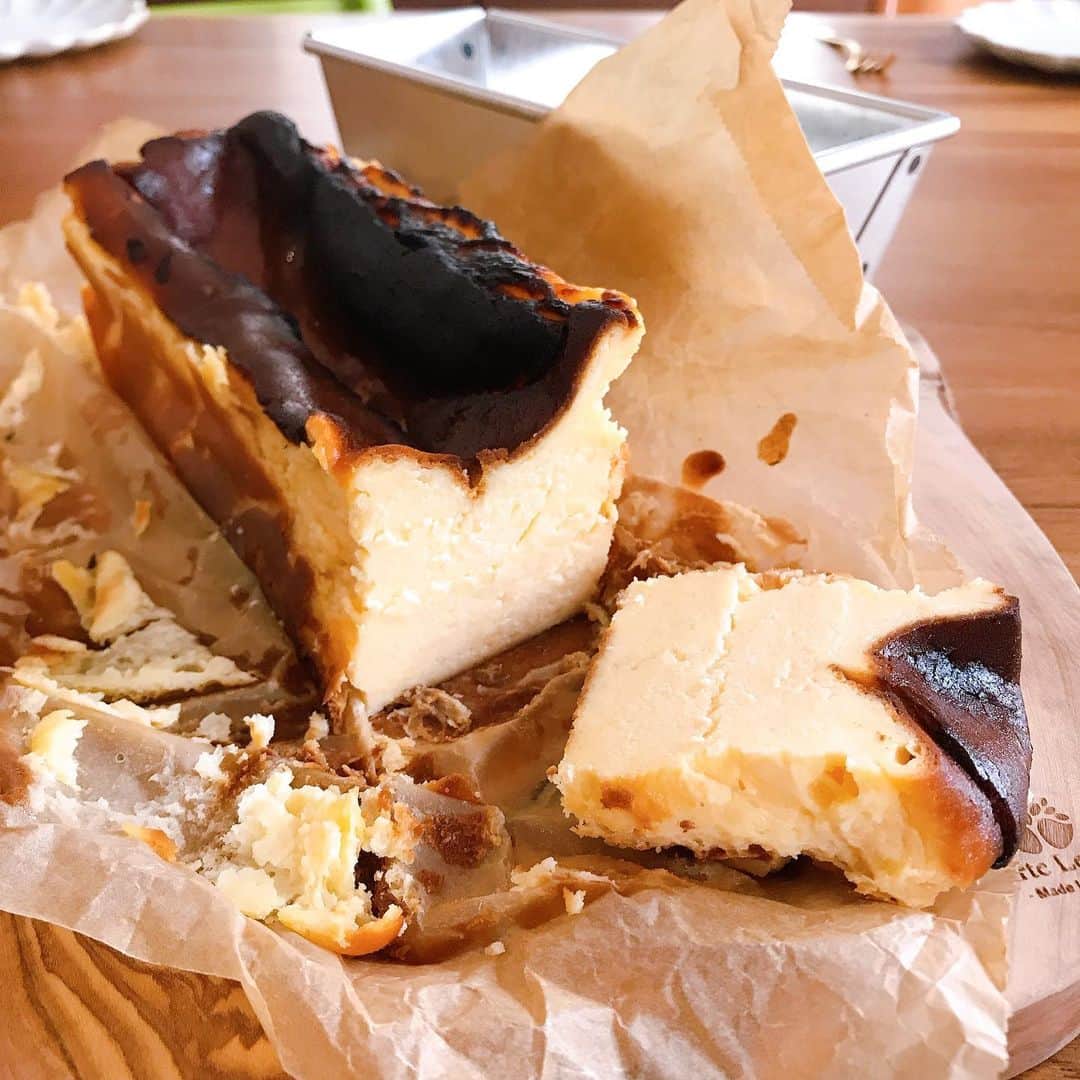 金子貴俊のインスタグラム：「今日も妻の作ったケーキが美味しすぎた。#バスクチーズケーキ 感動です。限られた時間をこのように豊かなものにしてくれるなんて、感謝です。  #ケーキ#cake#cheesecake #basquecheesecake」