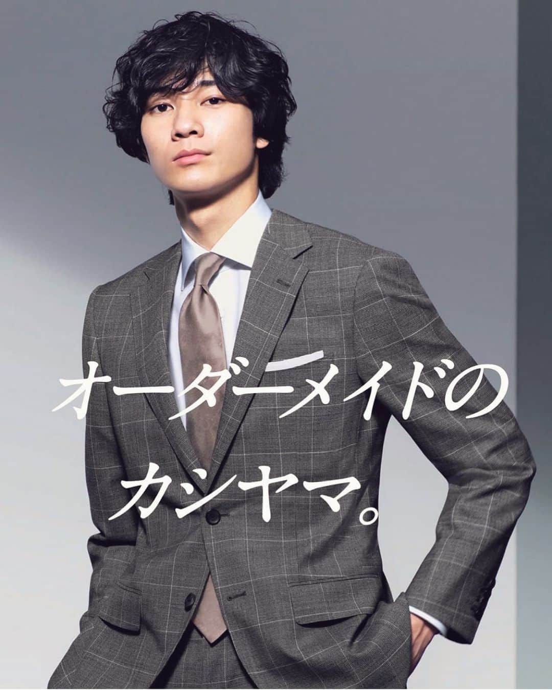 長山一樹のインスタグラム：「KASHIYAMAの広告撮影より。 モデルはメンズノンノの撮影でもご一緒する清原翔さん。 このコロナが終息したら、アパレルはオンライン上での物事がより加速するのでしょう。そして無駄な買い物は減る事を考えるとスーツにおいてはオーダーメイドが普通になるかもですね。  @kashiyama1927_official  model @mrkiyotan  Stylist @arata0719  Hair @jumbohair  Creative director @metro_musique  #写真 #広告写真  #メンズファッション #ハッセルブラッド  #長山一樹」