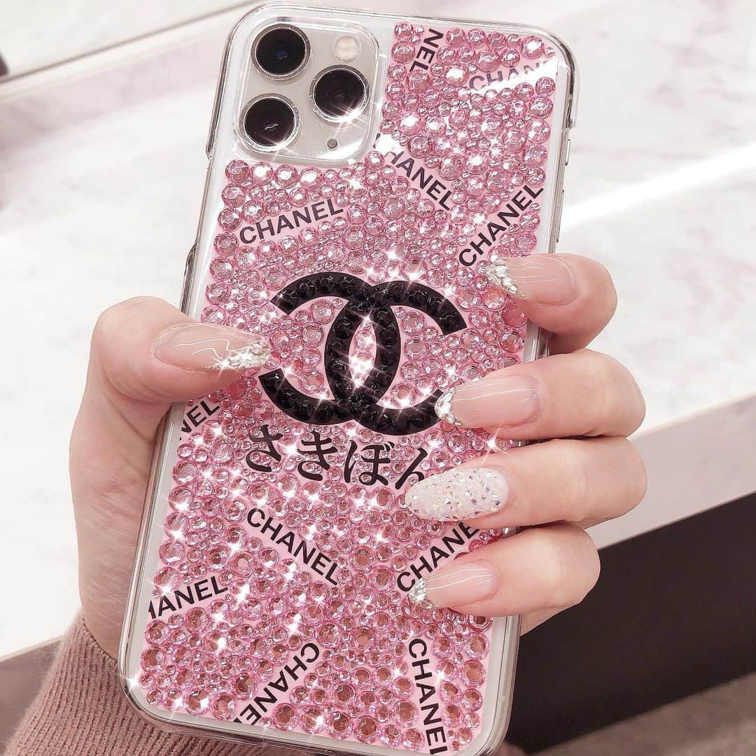 のインスタグラム：「今のiPhoneケースは (@aloha.makana528 )でつくってもらったもの🖤🖤 きらきらでかわいすぎてお気に入り！ . . #デコ #デコ電 #iPhoneケース」