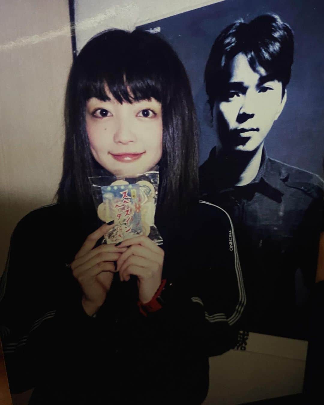 野本かりあのインスタグラム：「何故か（暇だから）酔っ払った勢いで（そこだ！）クローゼットに仕舞い込んだ、写真を引っ張り出してしまった。 ステイホーム週間に則り、昔懐かしい写真をアップしていこ。 #スペースインベダー　#アイドルみたいなポスター」