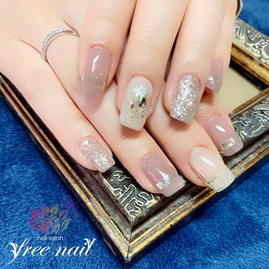 free nail フリーネイルのインスタグラム：「. お客様ネイル💅🏻🌸✨ . スクエアデザインネイル🤖✨ . クリアニュアンスがおしゃれ💠✨ . ご来店ありがとうございました🙇🏻‍♀️🙇🏻‍♀️🙇🏻‍♀️💗 . freenailは、緊急事態宣言発令を受け、 4/13〜5/6まで臨時休業中です。 お客様にはご不便をおかけし大変申し訳ございませんが、ご理解賜りますようお願い申し上げます。 . #ネイルアート #ジェルネイル #ネイルサロン #大阪ネイルサロン #ネイルデザイン #ネイルチェンジ #ミラーネイル #グリッターネイル #シェルネイル #ニュアンスネイル #クリアネイル #乳白色ネイル #デザインネイル #トレンドネイル #シンプルネイル #大人ネイル #スクエアネイル #春ネイル #springnails #nailsart #nailsdid #美甲 #日式美甲 #日式美甲胶 #日本美甲师 #日本美甲老师 #美甲上课 #日本胶 #フリーネイル #freenail」