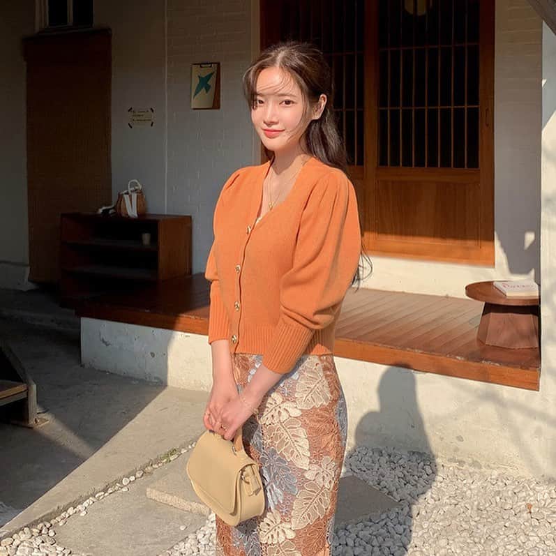 Chuuのインスタグラム：「툭 걸쳤는데 얼굴에 조명을 켠듯한 화사한 니트 가디건💕💕」