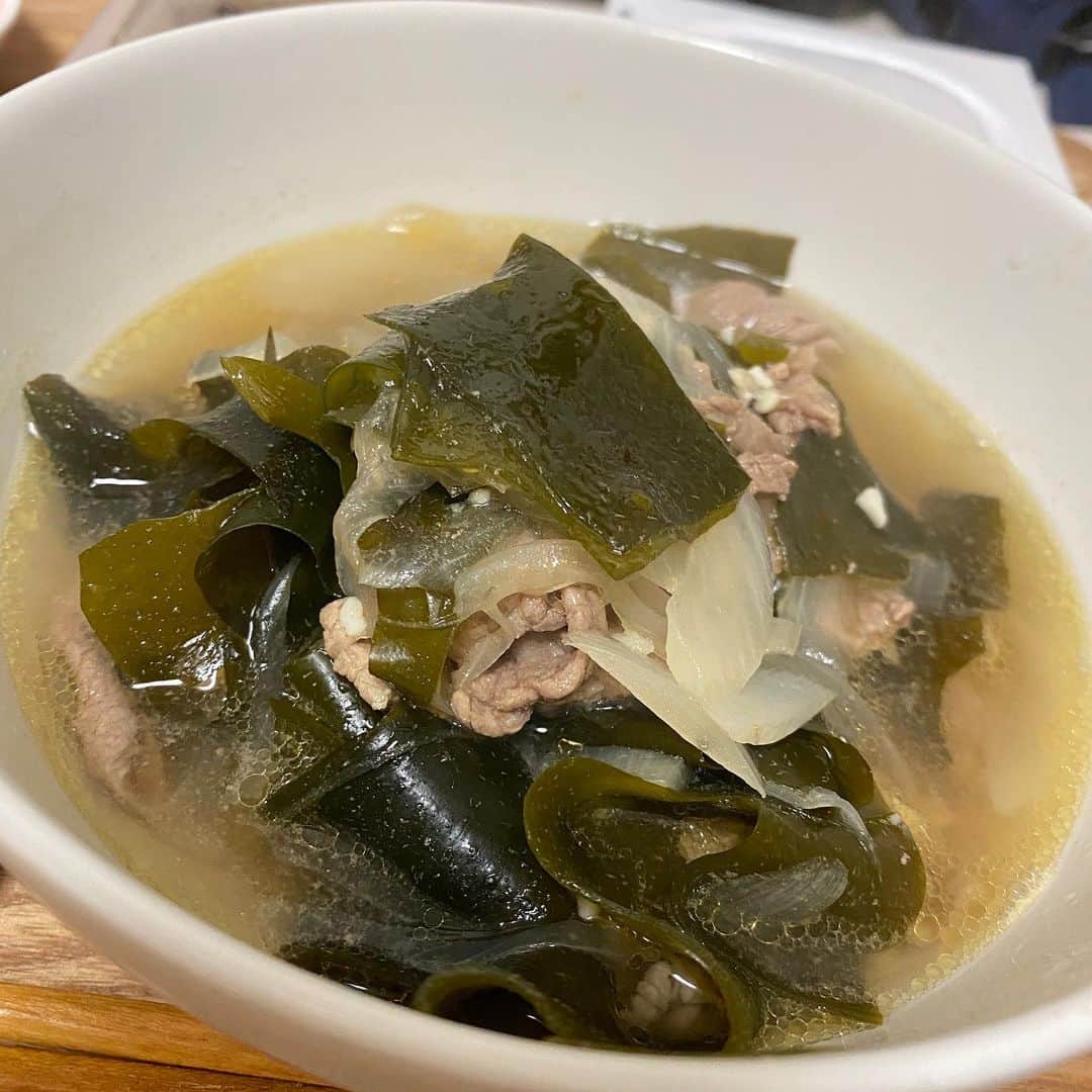 吉江瞳のインスタグラム：「@emigohan1128 でやってたワカメスープ作ってみた❤️ わざわざ韓国の調味料買わなくてもお家である調味料で出来ました😊 よく知ってるワカメスープとちがってお肉も入ってるので食べ応えがありました❤️ わかめも乾燥じゃなく生のワカメを入れたので食感も🙆‍♀️ 新玉ねぎもあったので追加して入れてみました☺️ すごくわかりやすい動画だからよかったら見てみてください❤️ 他のも作ってみたいな😍😍 #韓国ごはん #韓国料理 #ワカメスープ #よし飯」