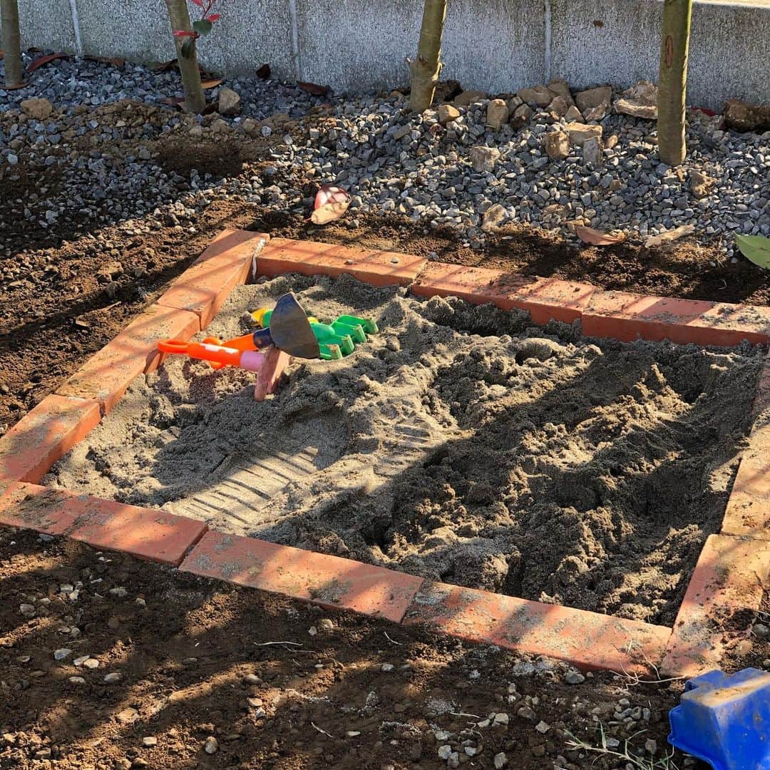 塩田仁史のインスタグラム：「なかなか砂場で遊べないから、子供のリクエストで庭に砂場作ってみた！ #手作り #雑だけど #どうにか完成」