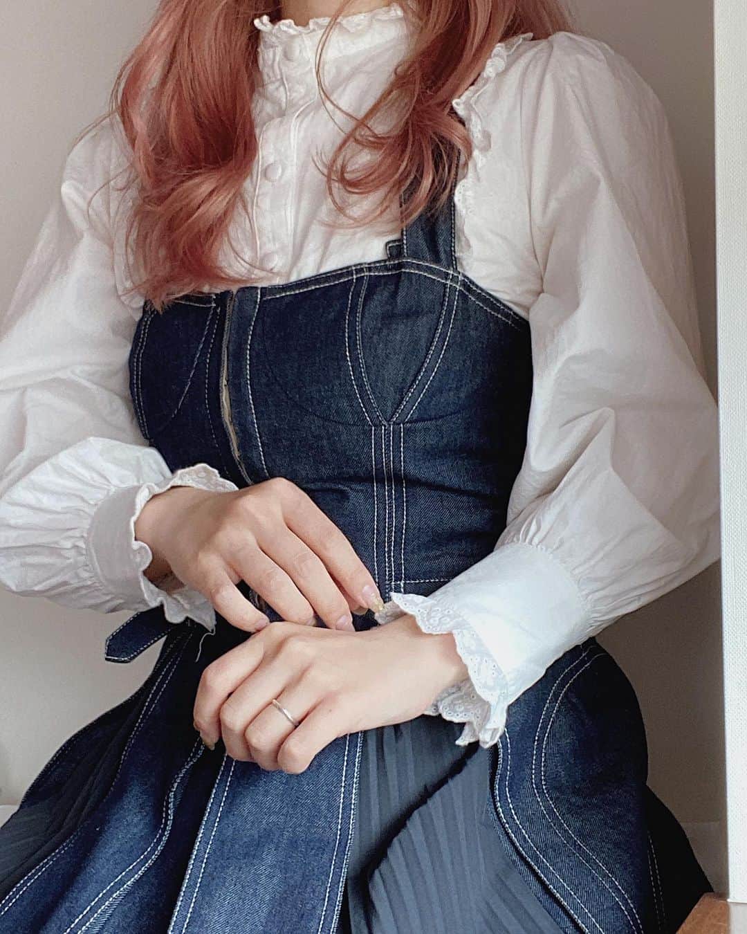 目見田早弥子のインスタグラム：「| 🌿 暖かかったので @casa_fline のデニムワンピース。 CASA FLINEは Fashion Revolutionという活動に参加しています。 ⠀ 【Fashion Revolutionとは】 ファッション業界に大きな衝撃を与えた 2013年4月24日バングラデシュで 1138人が亡くなった縫製工場「ラナ・プラザ」ビル崩壊事故。 この事件を受け、 自分たちの衣服の生産に従事している人たちの労働環境や 彼らに適正な賃金が払われているかを訴えるアクションが、 Fashion Revolutionです。 ⠀ この活動の一環でプレゼント企画が行われているので 気になる方は @casa_fline のアカウントから 詳細をチェックしてみてください🌸 ⠀ @casa_fline_store #casafline#Thanksformakingmyclothes﻿ #素敵な洋服をありがとう﻿#whomademyclothes﻿」