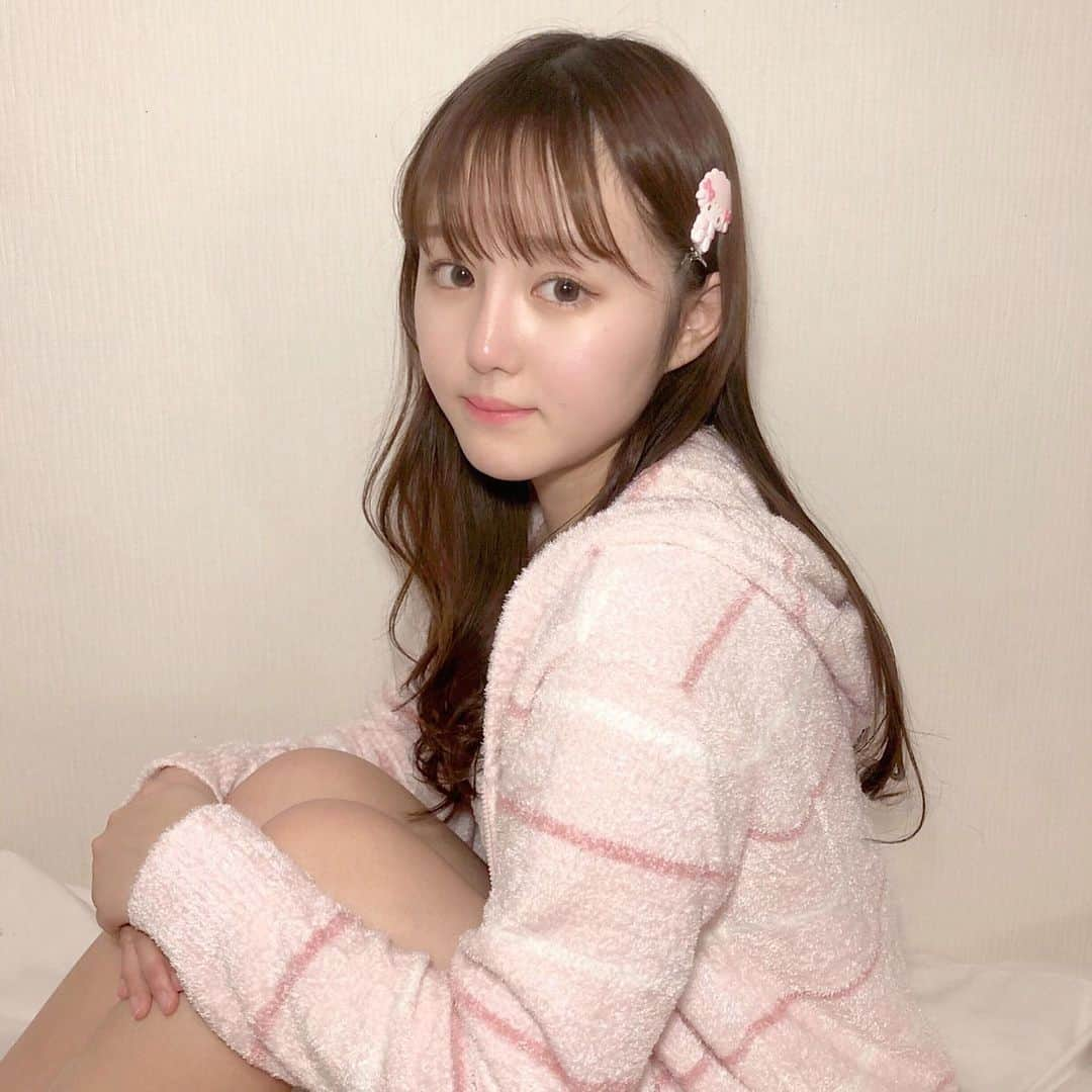 伊藤小春さんのインスタグラム写真 - (伊藤小春Instagram)「・﻿ ピアノちゃんのヘアクリップ🎀﻿ ﻿ 大学生になったら髪色をピアノちゃんのみたいなピンクにしてみたいの！絶対似合わない！﻿ ﻿ ﻿ みんな今の期間は自分で染めてるみたいだけど、私は過去（と言っても2ヶ月前）に失敗したから怖くてもうできない、プリンになってるけど我慢我慢👼💧﻿ ﻿ ﻿ ………グラデーションってことにしておこう﻿ ﻿ #ヘアクリップ  #前髪クリップ﻿ ﻿ #ピアノちゃん　#マイスウィートピアノ ↑ #好きな食べ物　#メレンゲクッキー　らしい（調べた）（激しく共感）﻿ #私も実質ピアノちゃん」4月26日 21時36分 - koharu_ito_