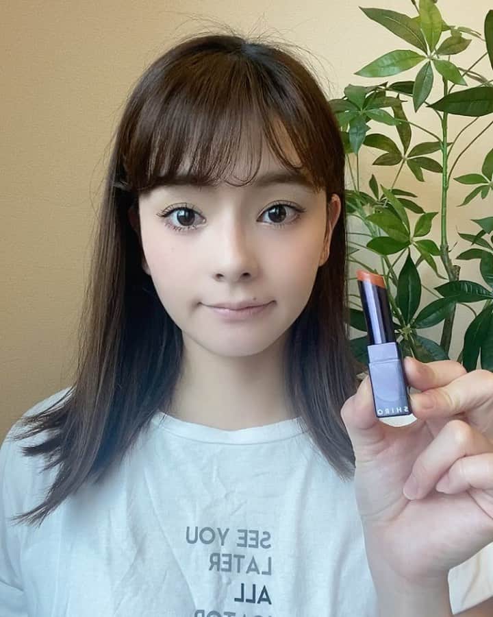 小濱庸子のインスタグラム：「携帯ケースに入れて常に持ち歩く#お気に入りリップ 💄 これ、常に完売してて、、、やっとこさ手に入れた @shiro_japan のジンジャーリップスティック9102 オレンジレッドがかわええやろ？💯 ジンジャー感を感じるリップよ！！ヒリヒリっと気持ちいいっ✨ #チークにも しちゃう #とかいいながらこれ　#チークレス やん！！ #まぁええか  #ggリップスティック9102 #人気色 #おすすめリップ #リップ #ジンジャーリップスティック #shiro #コスメ #メイク #オレンジレッド #lipstick #人気コスメ  先程は @hitomimohri とのメイクライブを見てくれた方ありがとう😍✨」