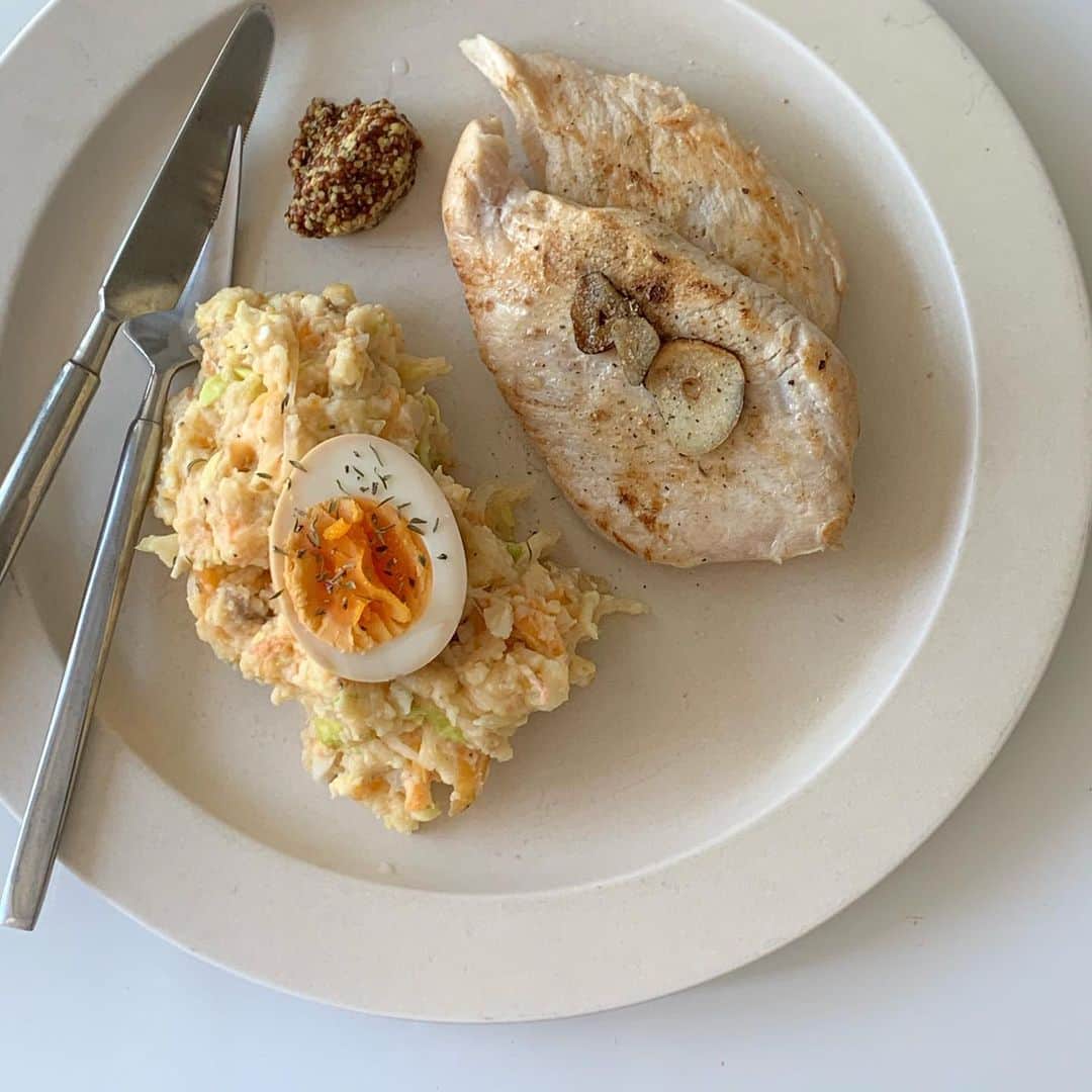 斎藤なりのインスタグラム：「昨日作ったおでんのジャガイモを使った 和風ポテトサラダ作りました🇯🇵絶品 おでんの出汁が染みてるジャガイモは甘くてたまらん おかわりしました😋 . ストーリーに挙げた「自家製お豆腐マヨネーズ」 の作り方について沢山ご質問頂いたので レシピ載せますね〜🥬 【材料】 ☑︎豆腐…150g ☑︎味噌…大さじ1 ☑︎お酢…大さじ1 ☑︎砂糖…大さじ1 ☑︎粒マスタード…お好み 【作り方】 お豆腐を滑らかになるまで潰す そこに他の材料を入れしっかり混ぜて、完成💮 -------------------------------------------- (お豆腐は出来るだけ滑らかにした方がマヨネーズっぽくなるのでブレンダーなどで混ぜるのがおすすめ) . わたしはこのレシピを基準に その日の気分で マスタード・砂糖・お酢の量を調整してます🌷 . 卵もオイルも使ってないので本当にヘルシー！ しかもタンパク質満点でとてもおすすめ💯 これなら、おいマヨしても罪悪感ナシです(笑)！ #となりの食卓 #料理好きな人と繋がりたい #料理友達募集中　#朝ごはん #朝ごはんの記録 #おうちあさごはん #おうちごはん #あさごはん #いえごはん #家ごはん #朝食 #iegohanphoto #フーディーテーブル #和食 #和食朝ごはん #和食ごはん #豊かな食卓 #朝時間 #私のおいしい写真 #丁寧な暮らし #私のおいしい写真 #iPhone写真 #料理 #料理写真 #wp_deli_japan #mycook365 #てづくりごはん365 #キッチングラム #おうちごはんlover #タベリー」